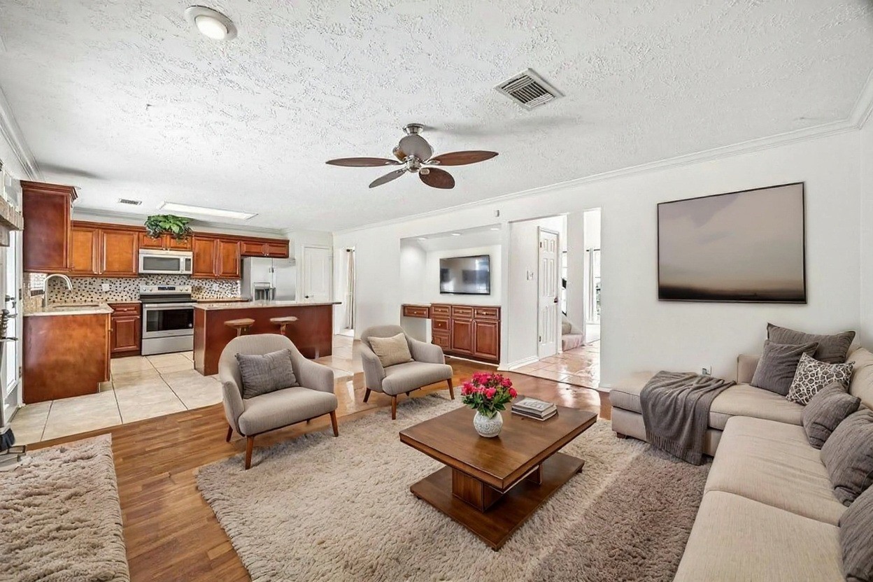 8915 Lakeside Forest Drive Property Photo 4