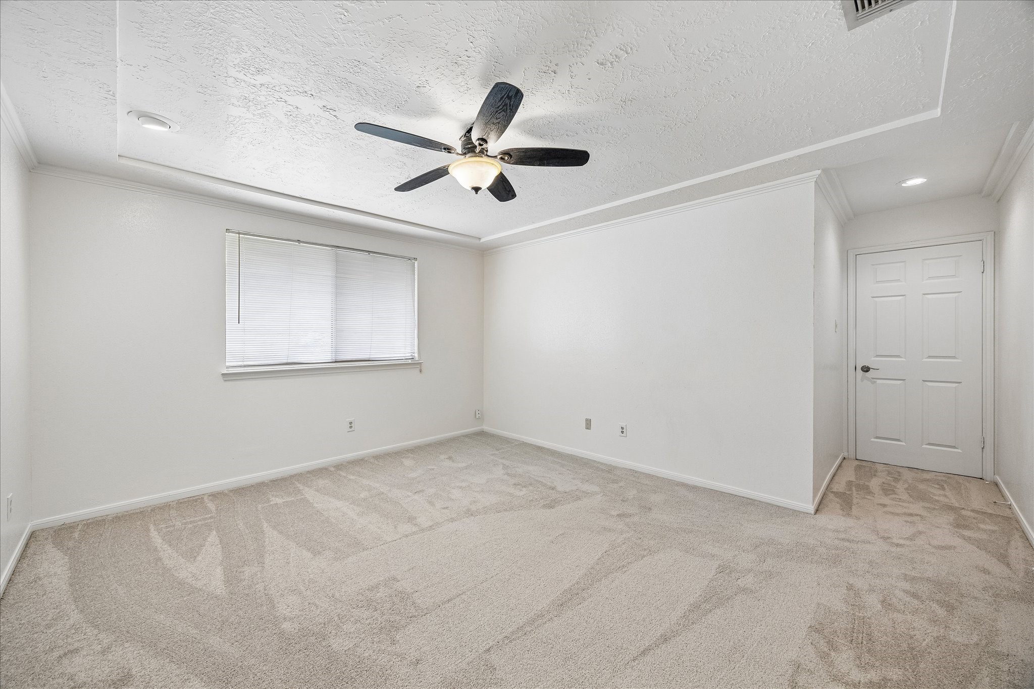 8915 Lakeside Forest Drive Property Photo 11