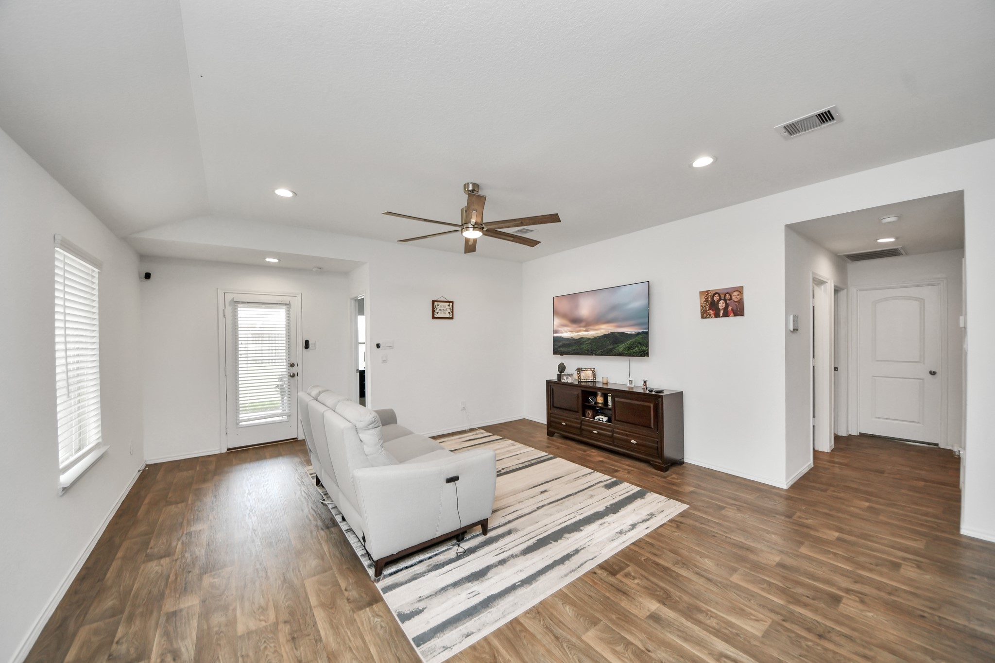 5318 Shady Olive Street Property Photo 10