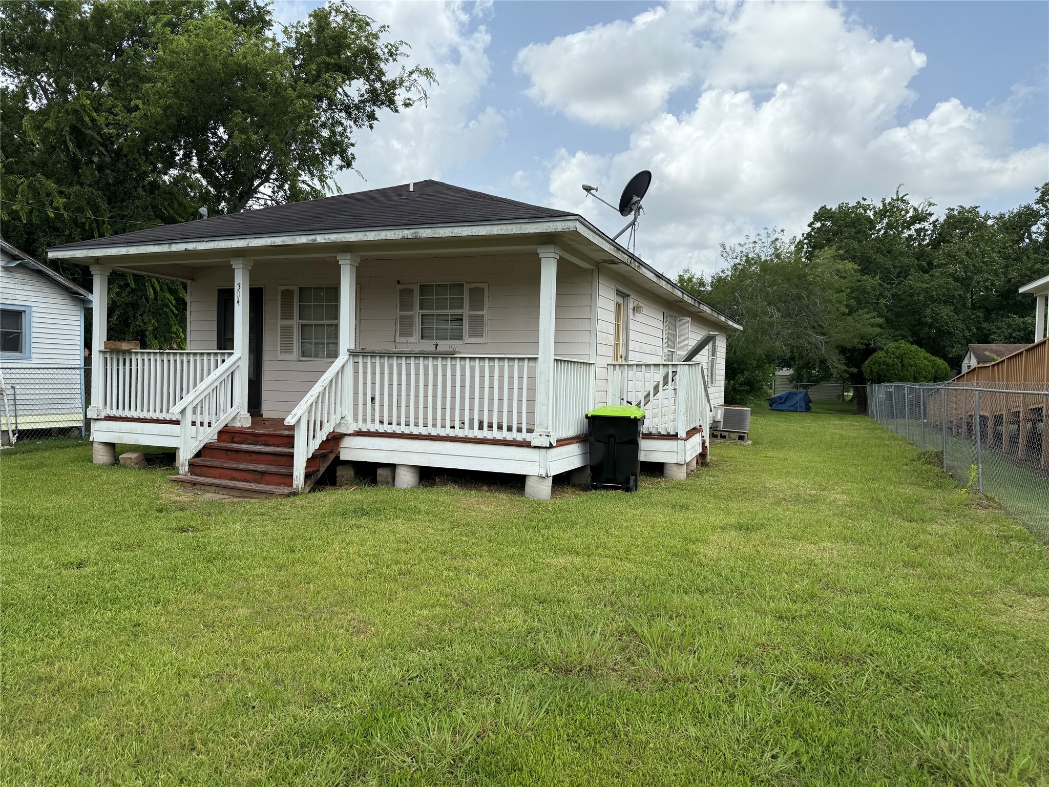 304 Moutray Avenue Property Photo 1