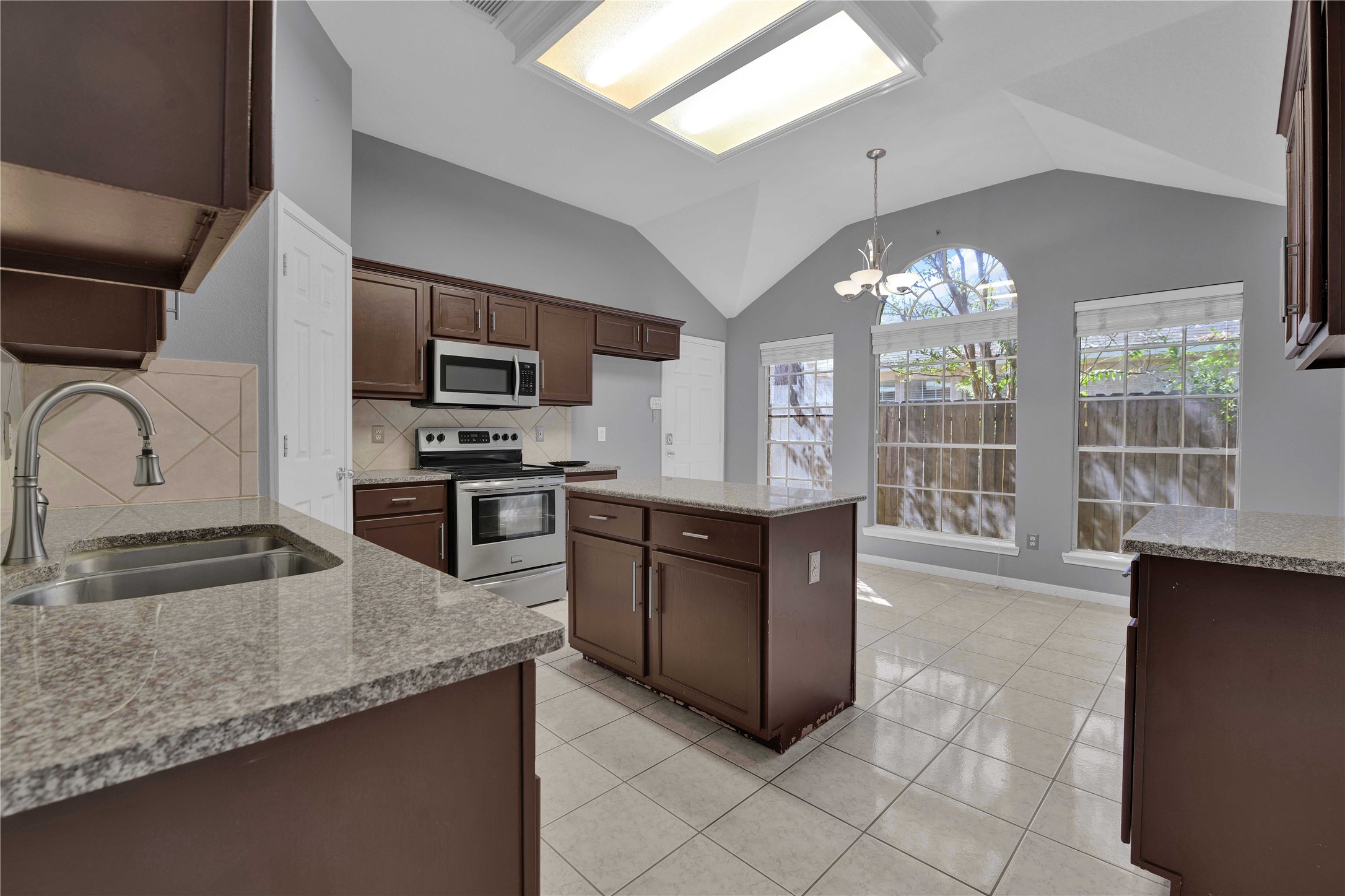 27186 Kings Manor Drive S Property Photo 10