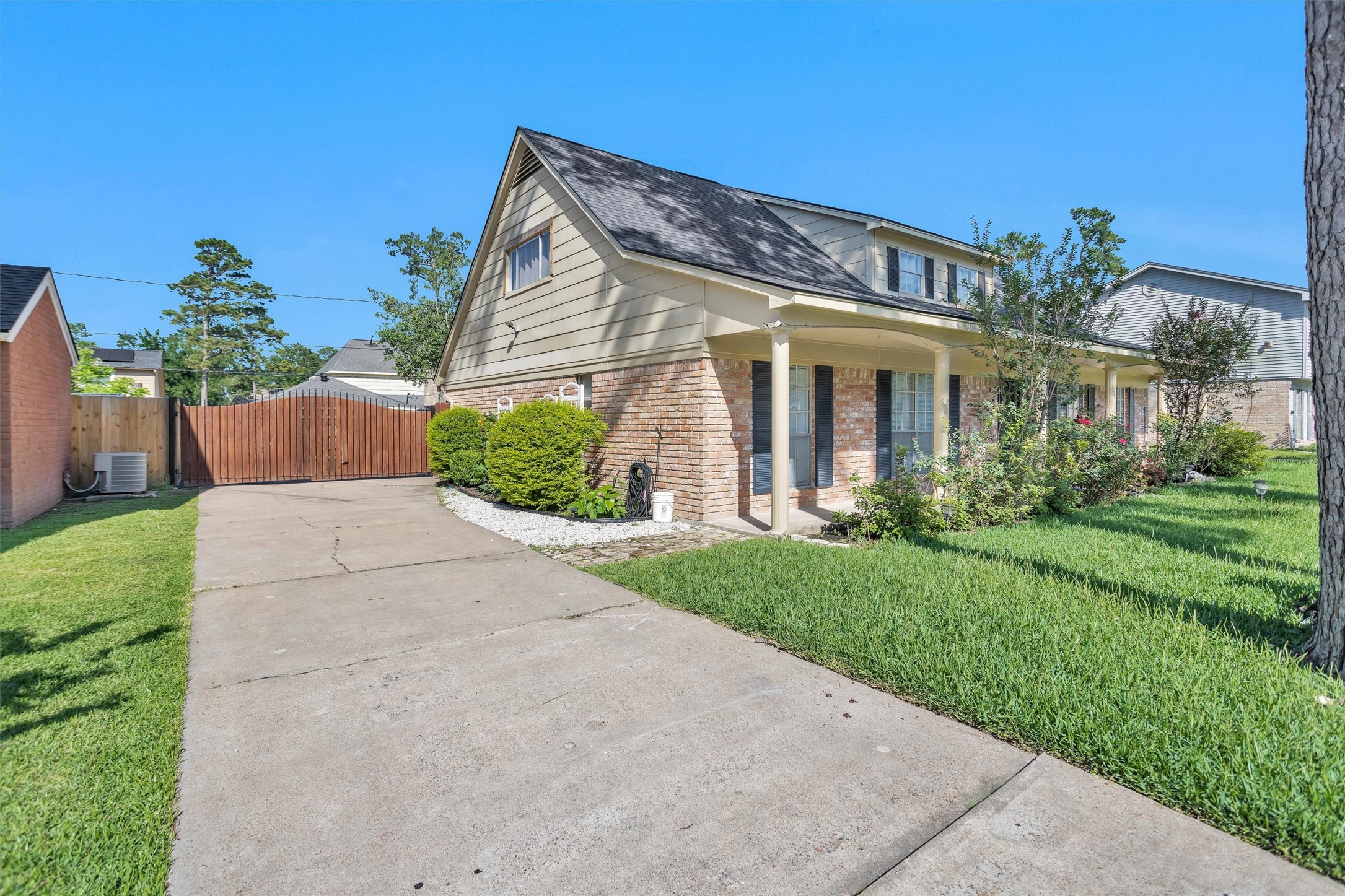 15010 Falling Creek Drive Property Photo 4