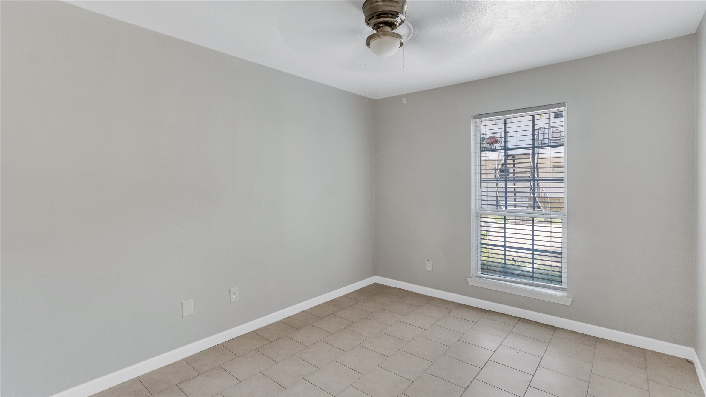 122 E Crosstimbers Street 106 Property Photo 8