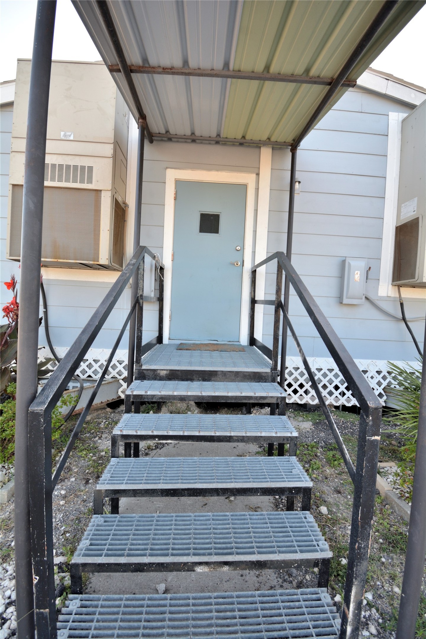 9224 1/2 A Canniff Street Property Photo 4