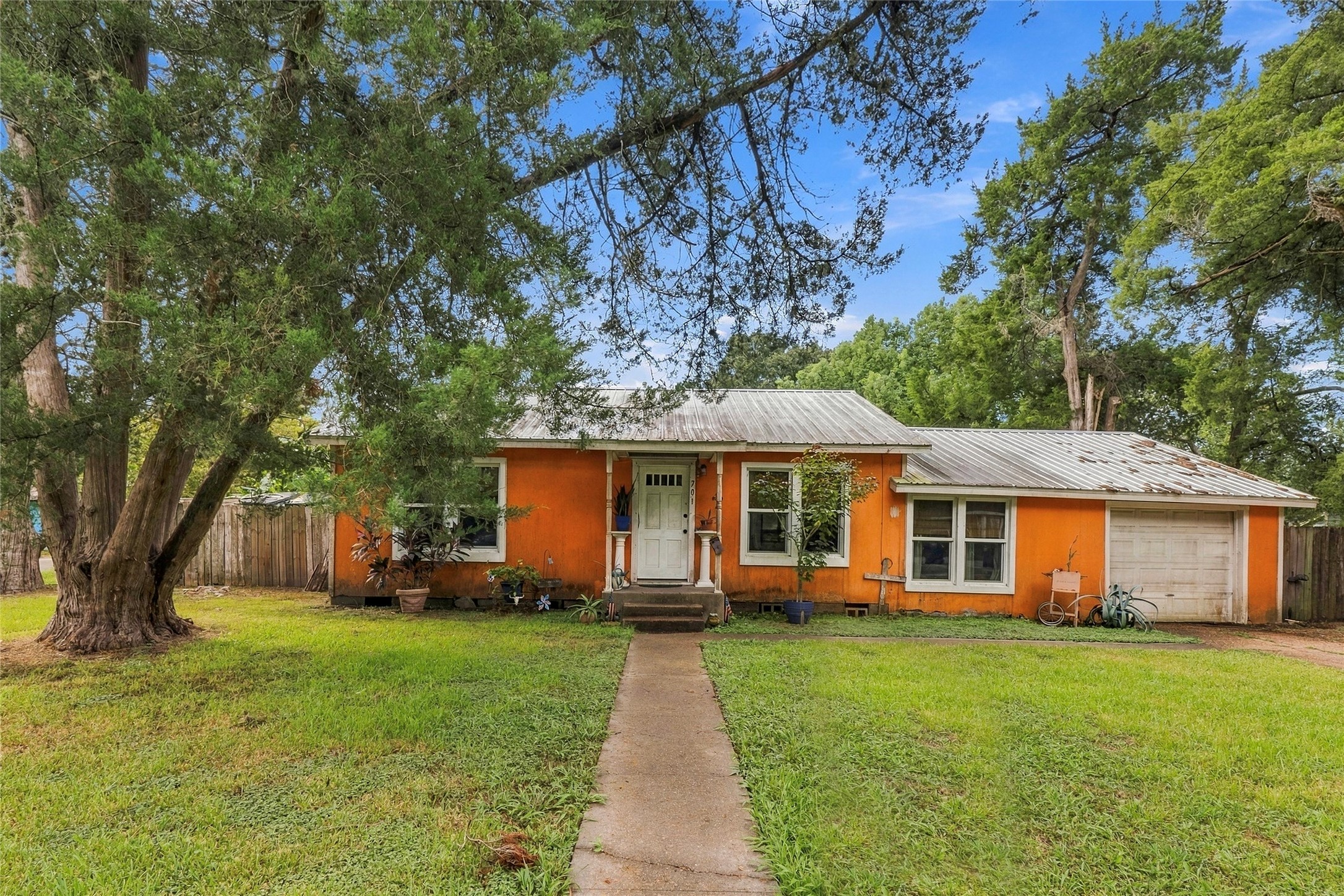 701 W Foley Street Property Photo 1