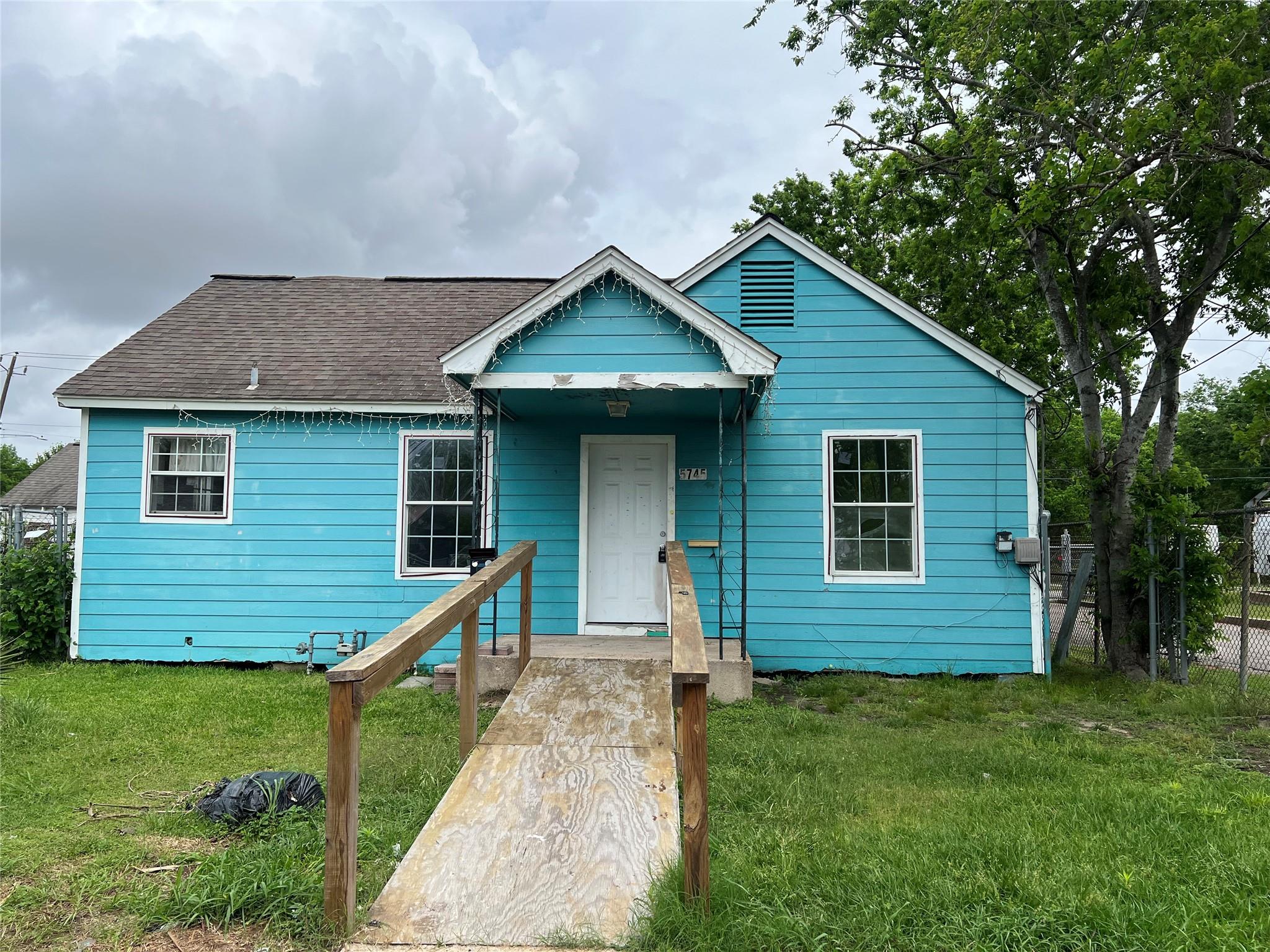 5745 Newport Street, Houston Tx 77023 Property Photo 1