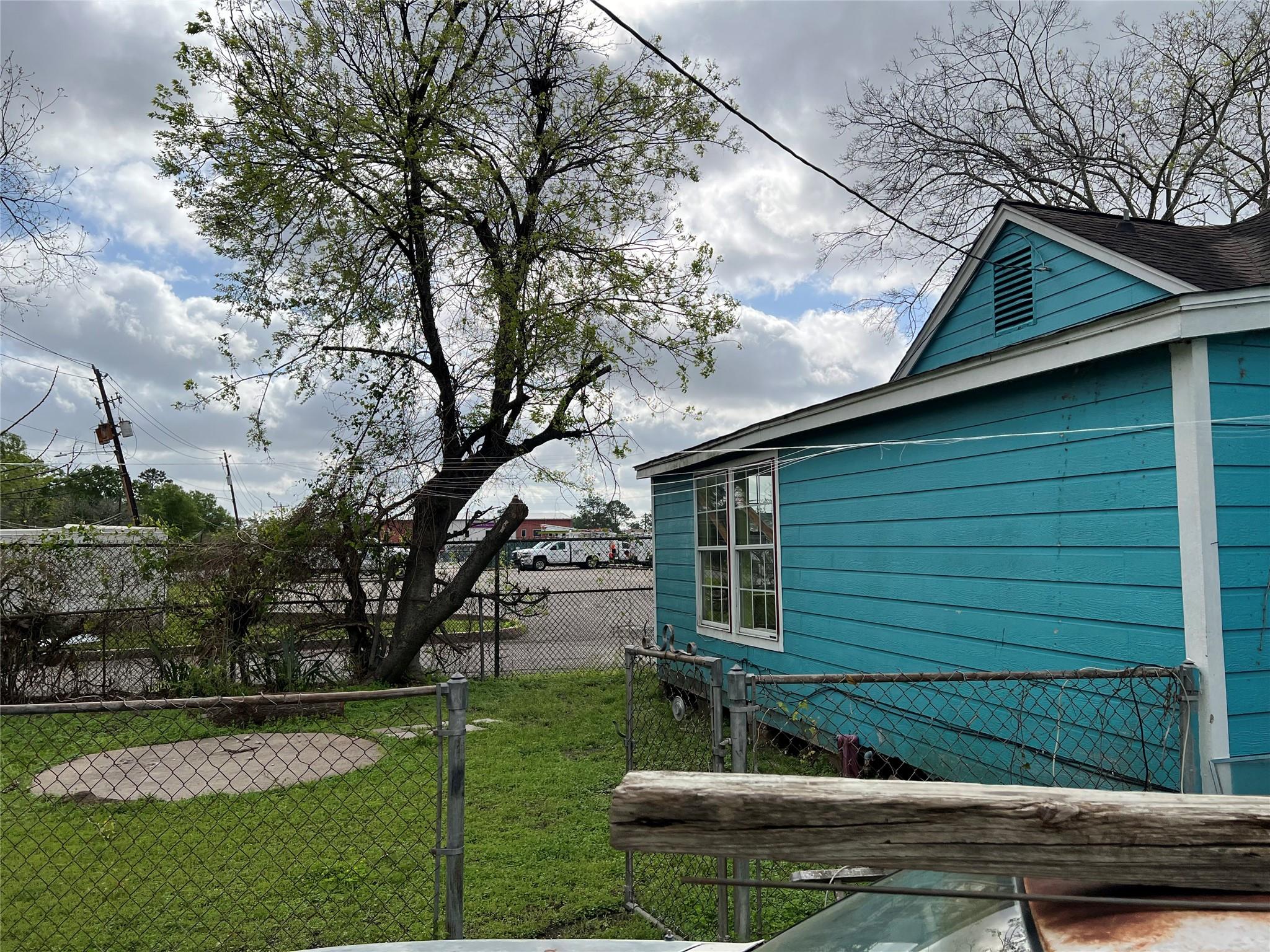 5745 Newport Street, Houston Tx 77023 Property Photo 3