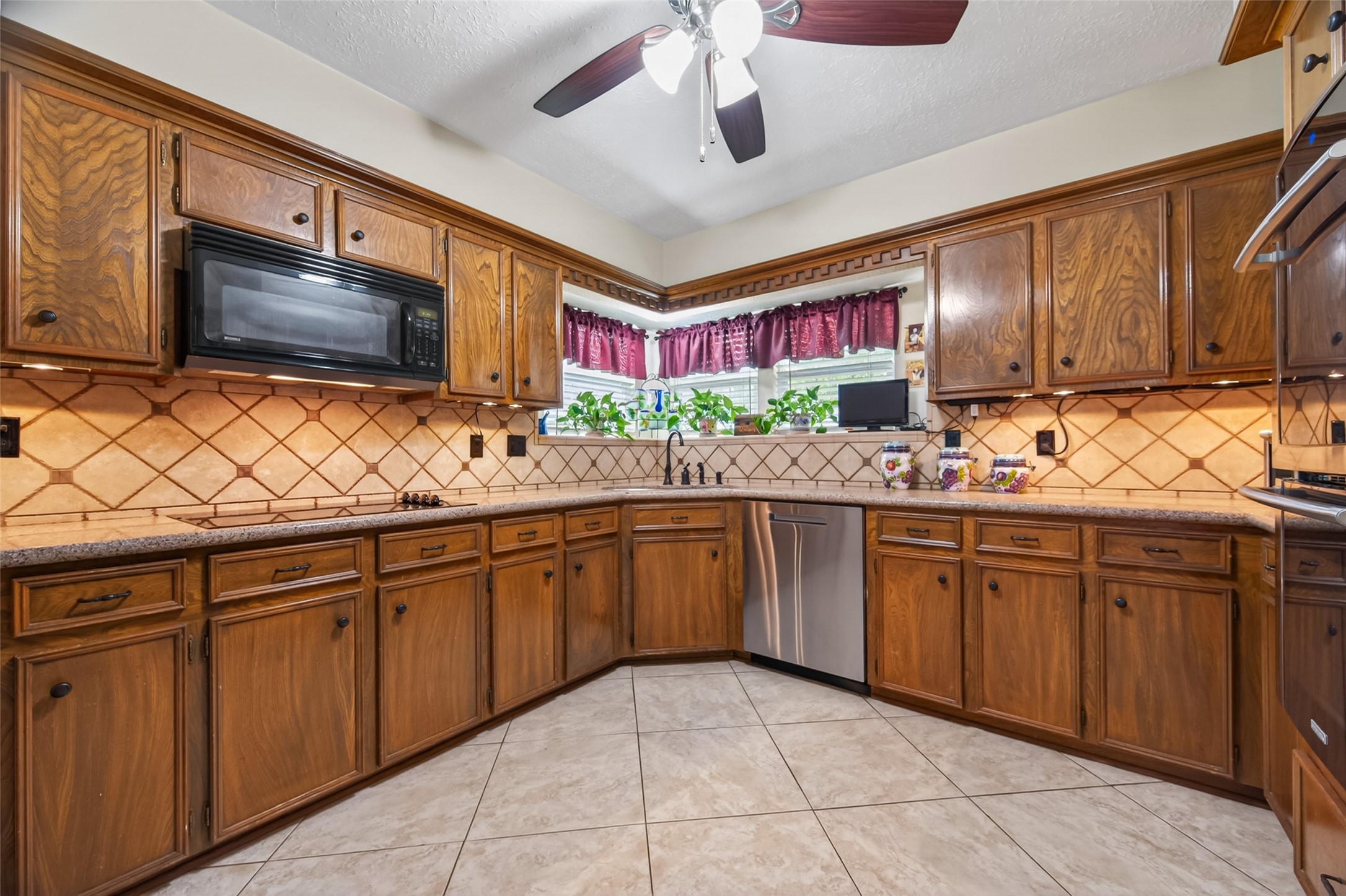 16217 Lakeview Drive Property Photo 8