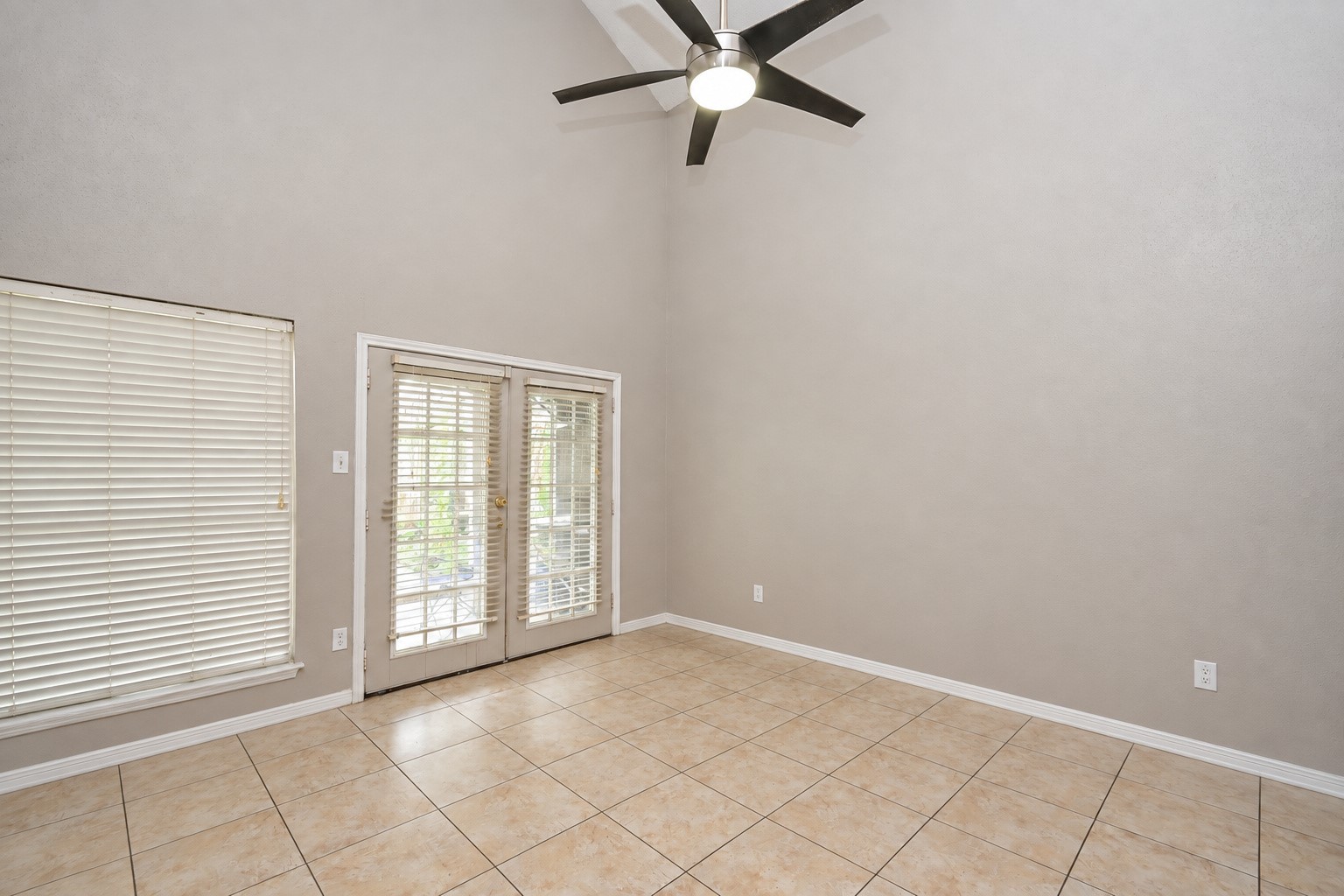 9319 Belle Park Drive Property Photo 8