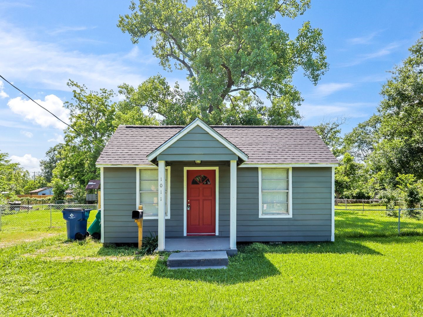 1011 N Arcola Street Property Photo 1