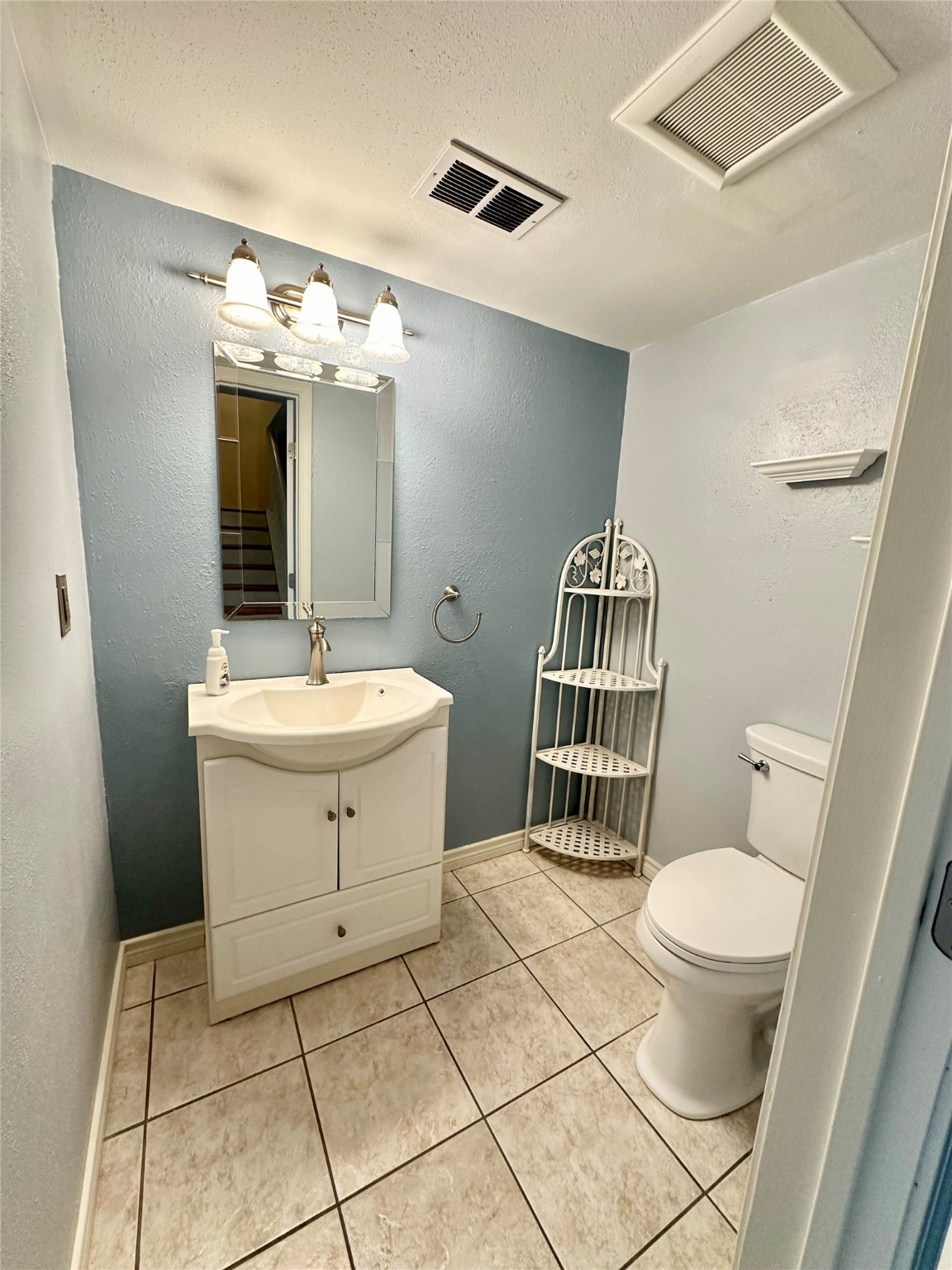 2512 Bering Drive Property Photo 6