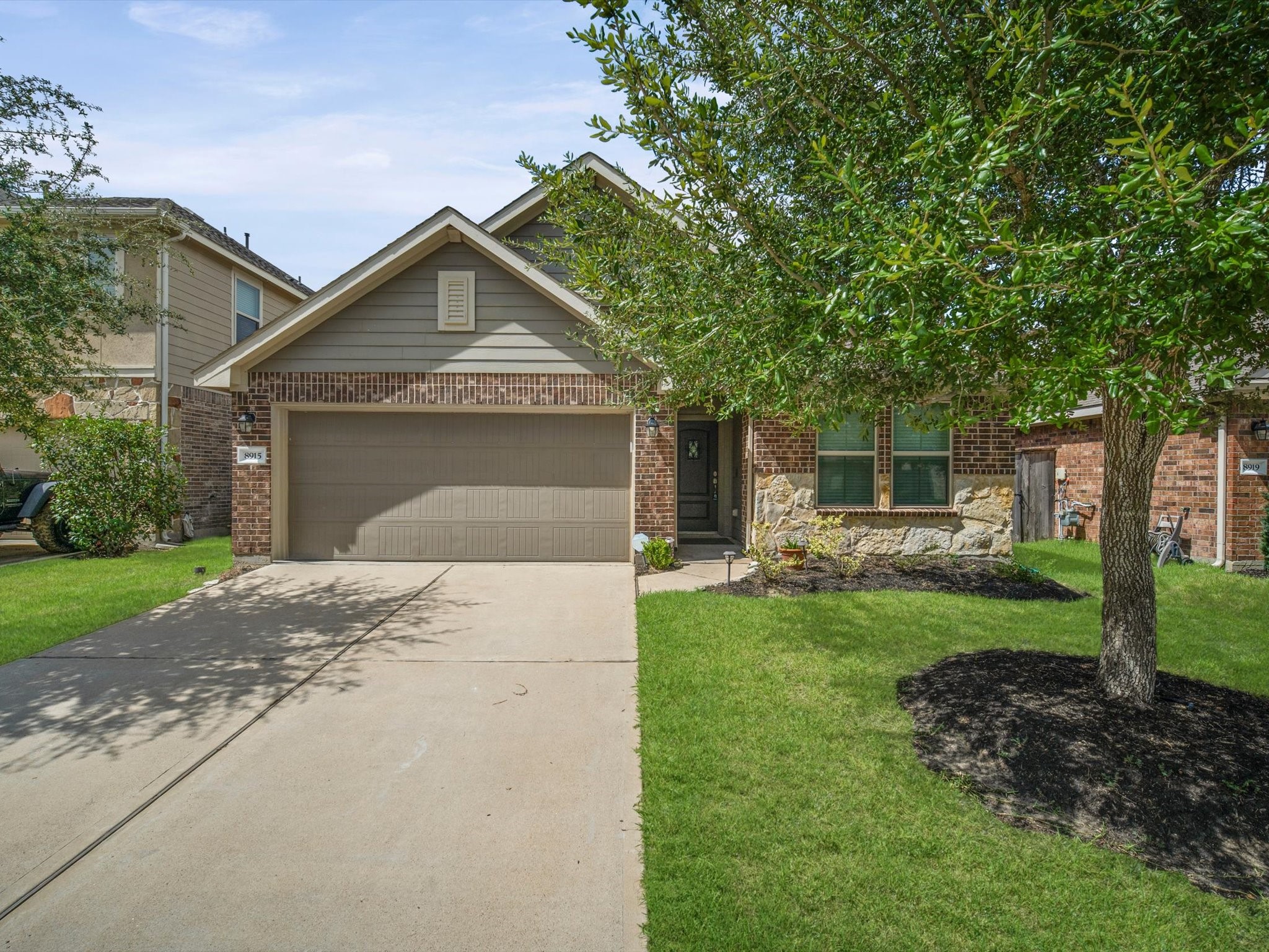 8915 English Manor Drive Property Photo 2