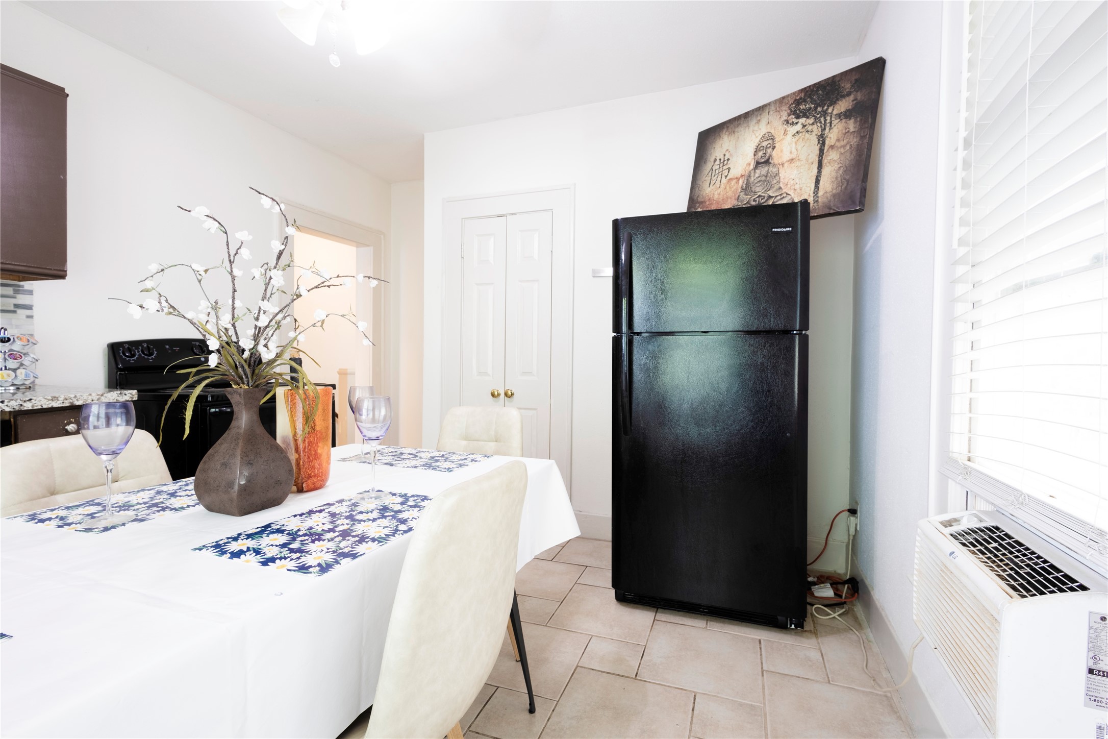 2509 Whitney Street B Property Photo 6