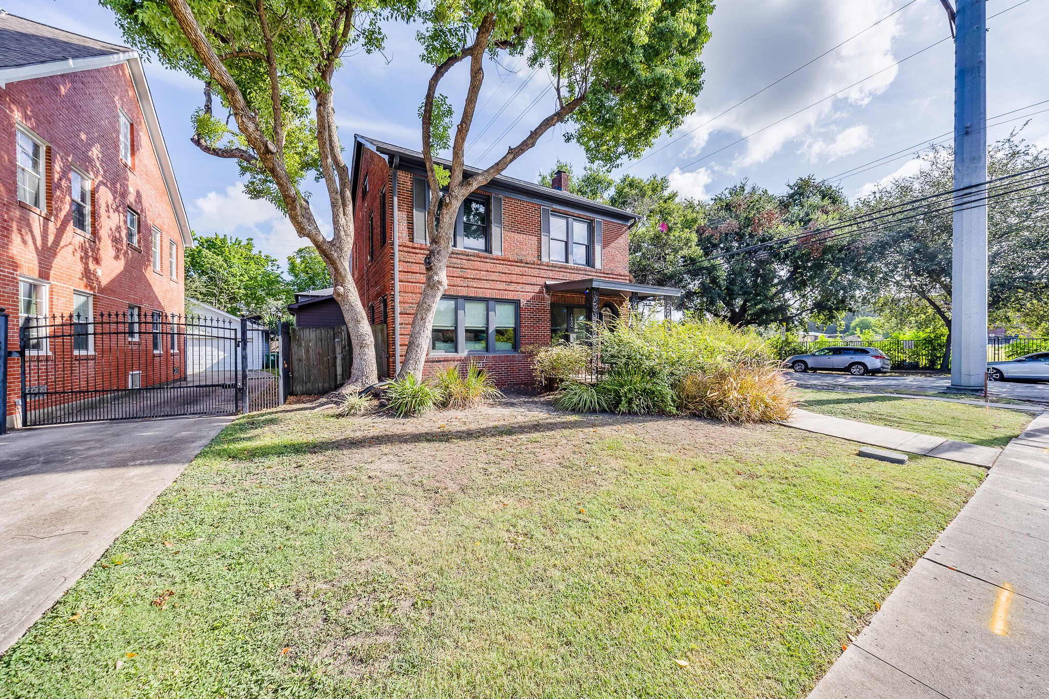 1900 Hawthorne Street Property Photo 2