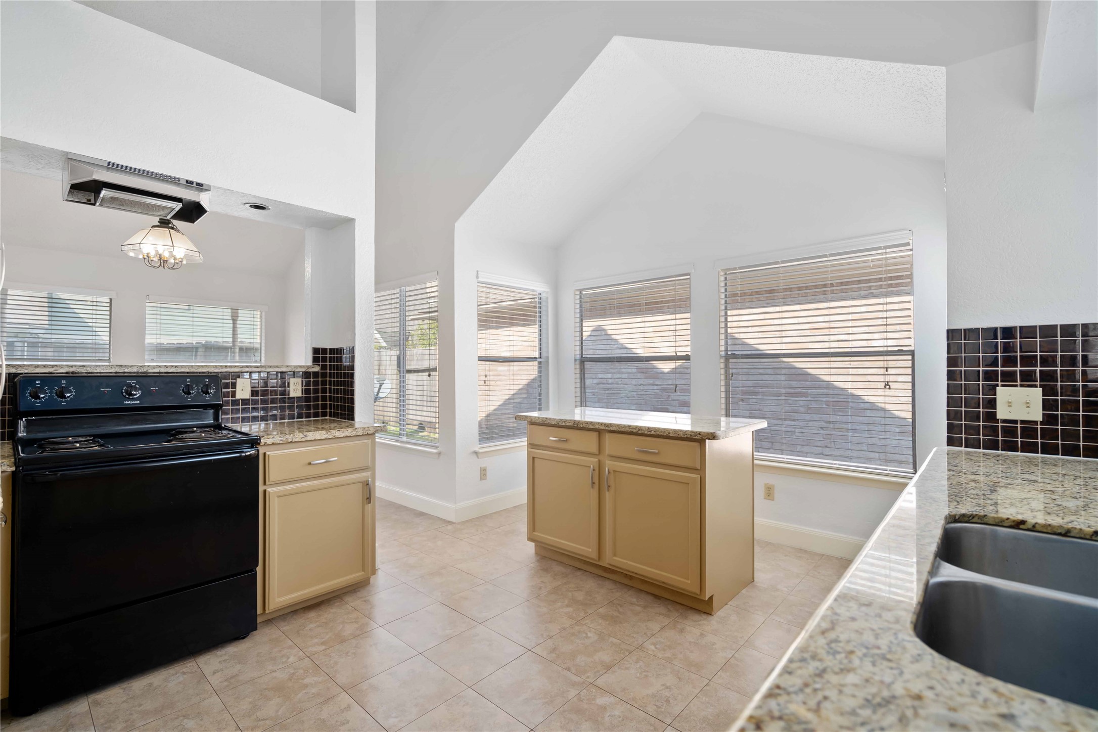 16054 Hidden Acres Drive Property Photo 8