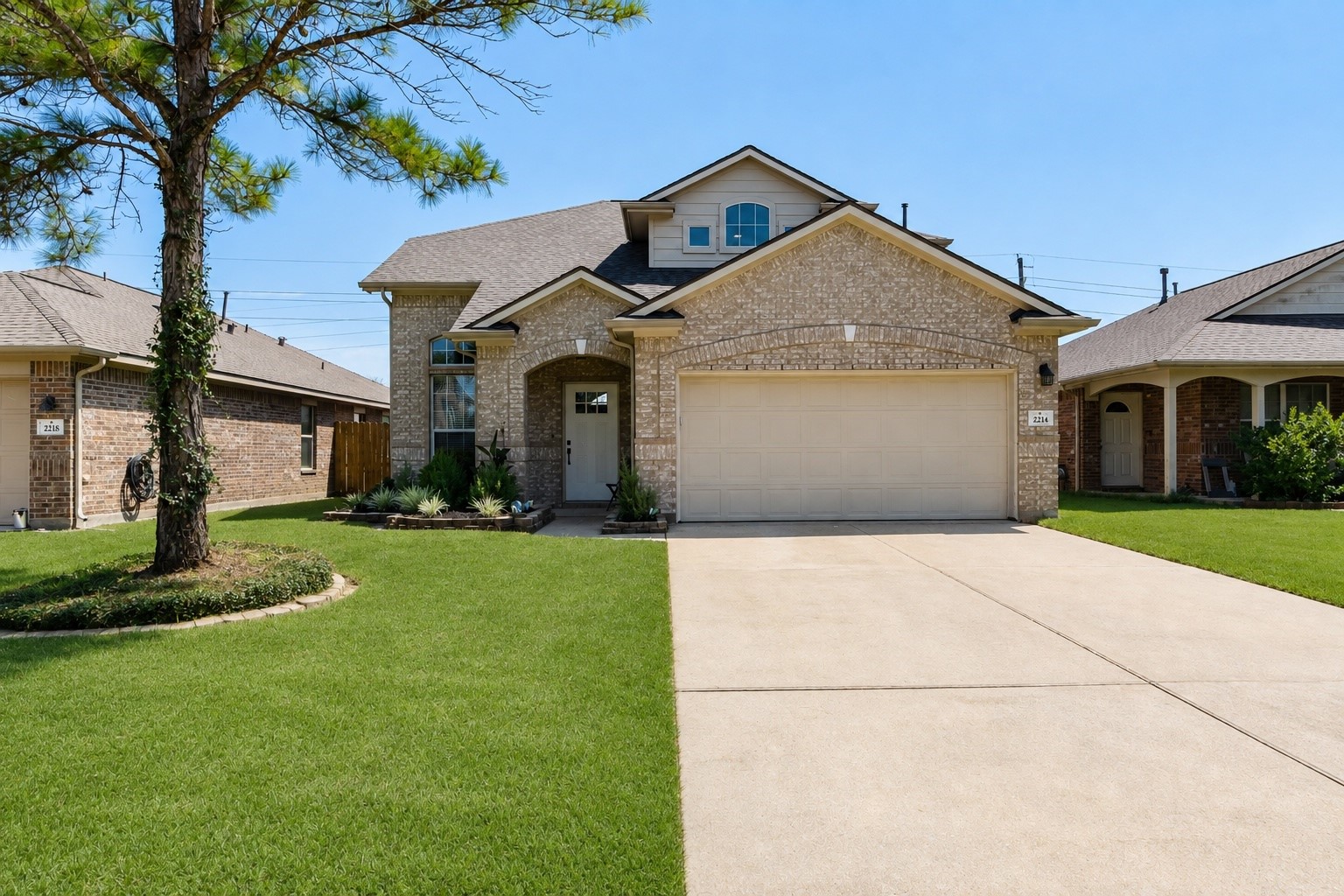 2214 Sterling Oaks Drive Property Photo 2