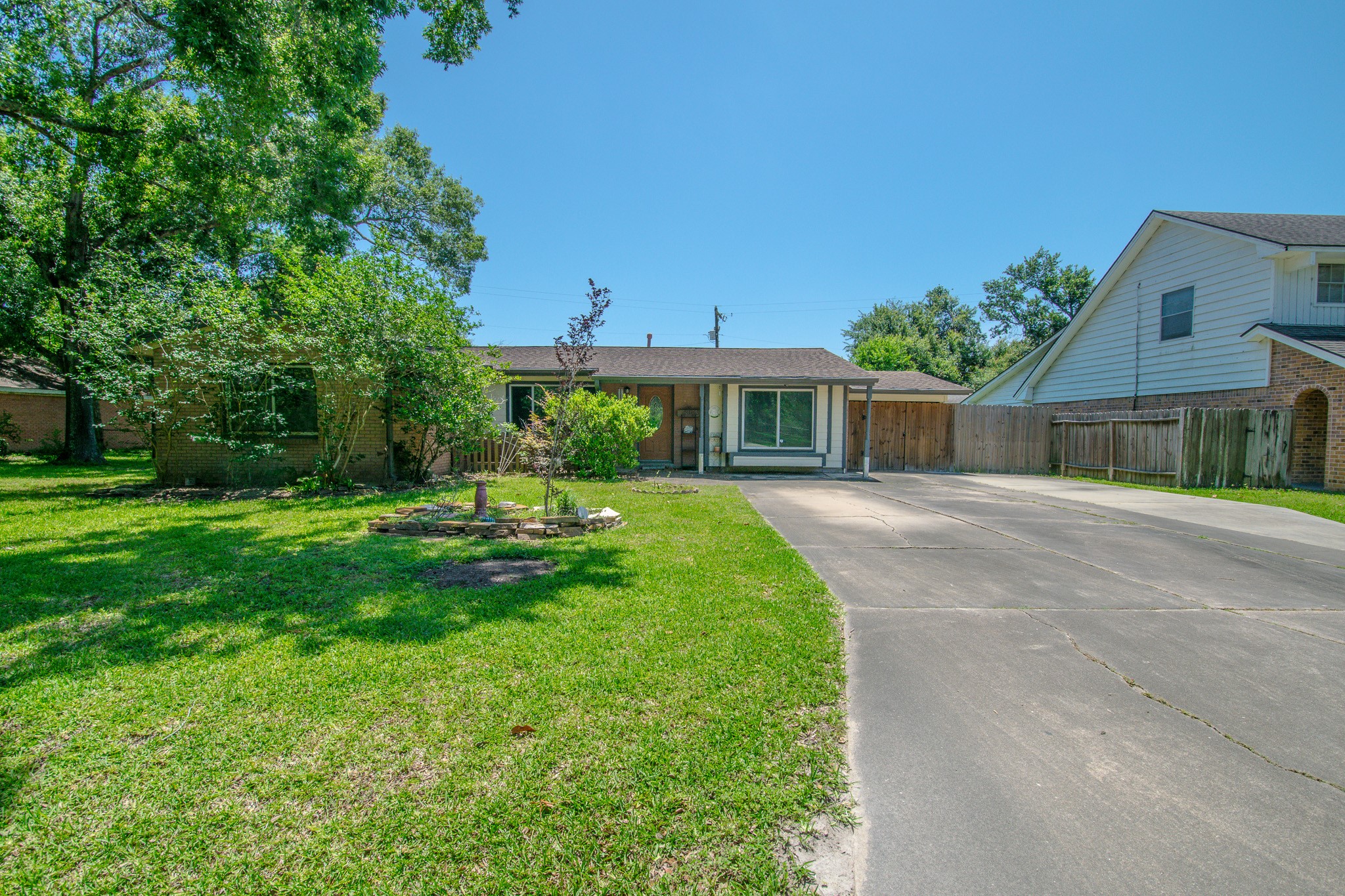 725 Cedar Lawn Drive Property Photo 1