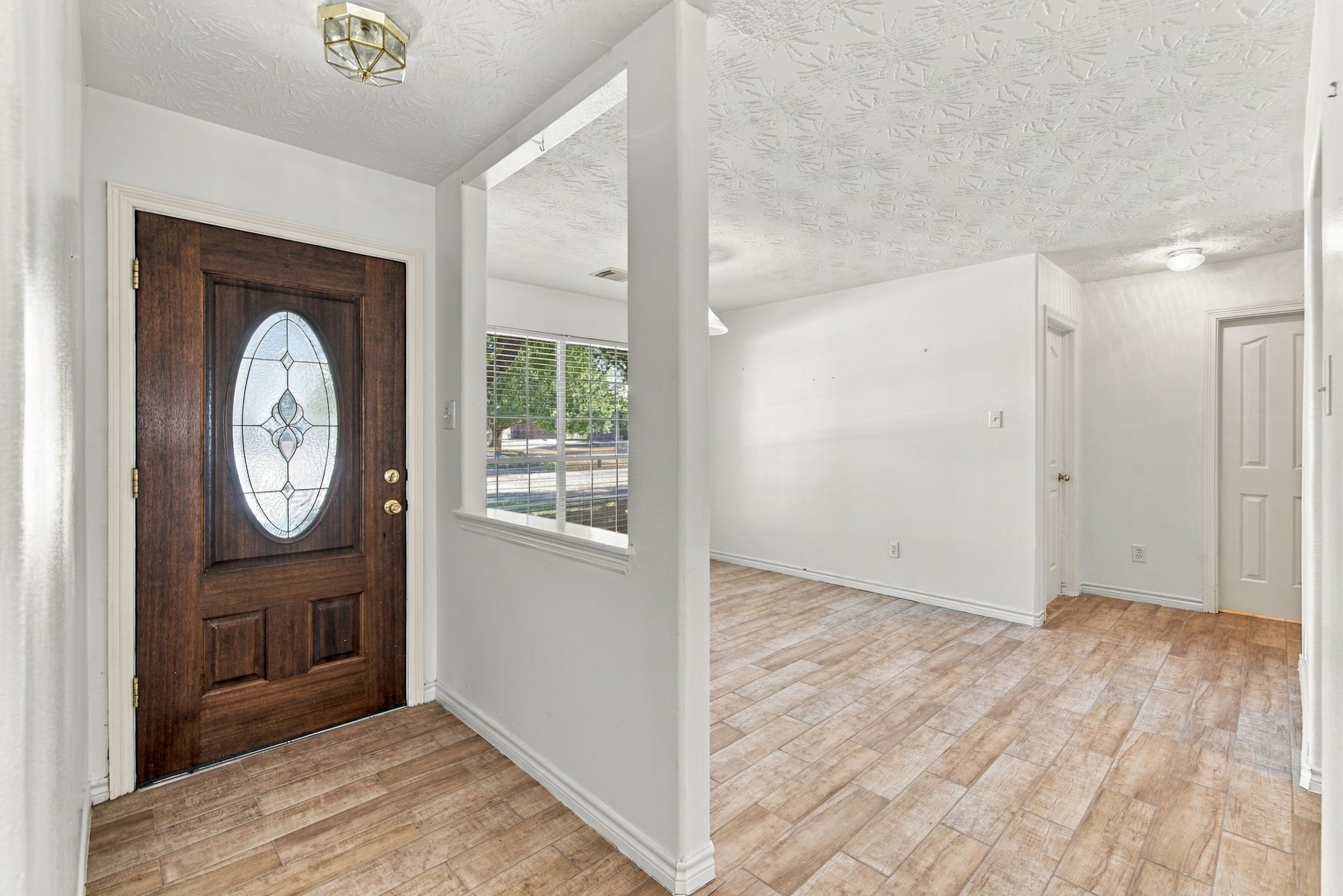 24007 Floragate Drive Property Photo 4