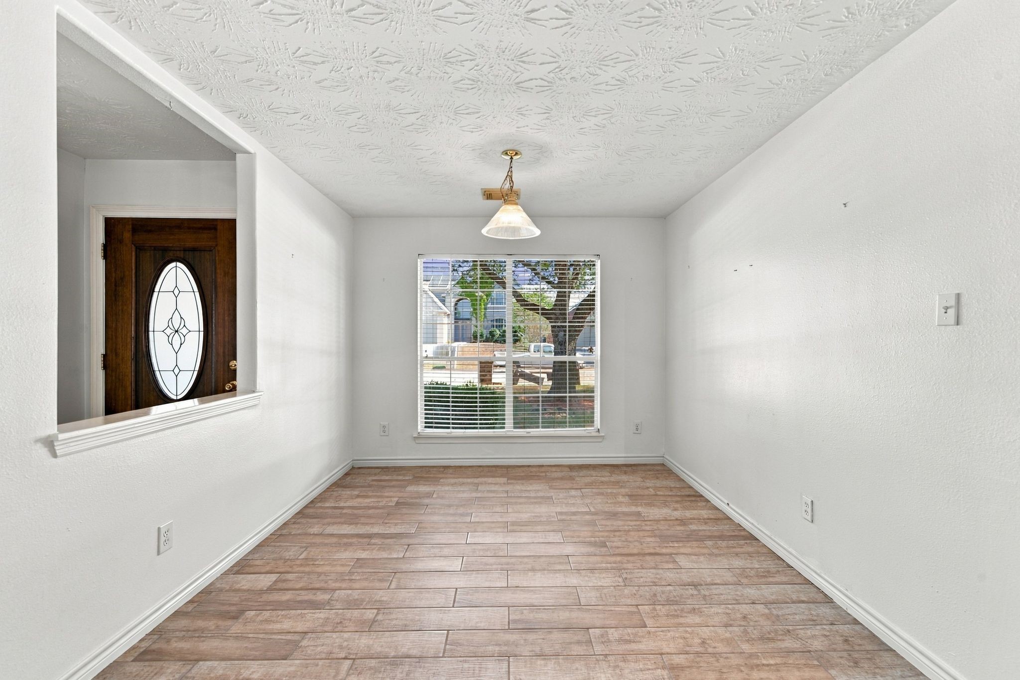 24007 Floragate Drive Property Photo 6