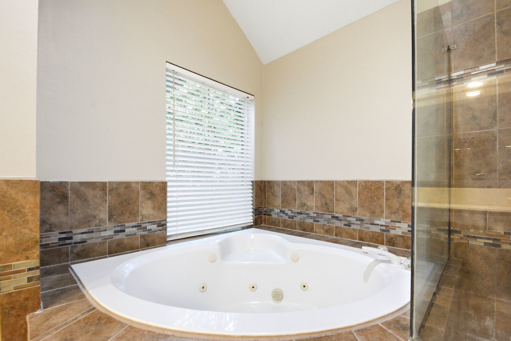 4307 Lakeshore Forest Drive Property Photo 24