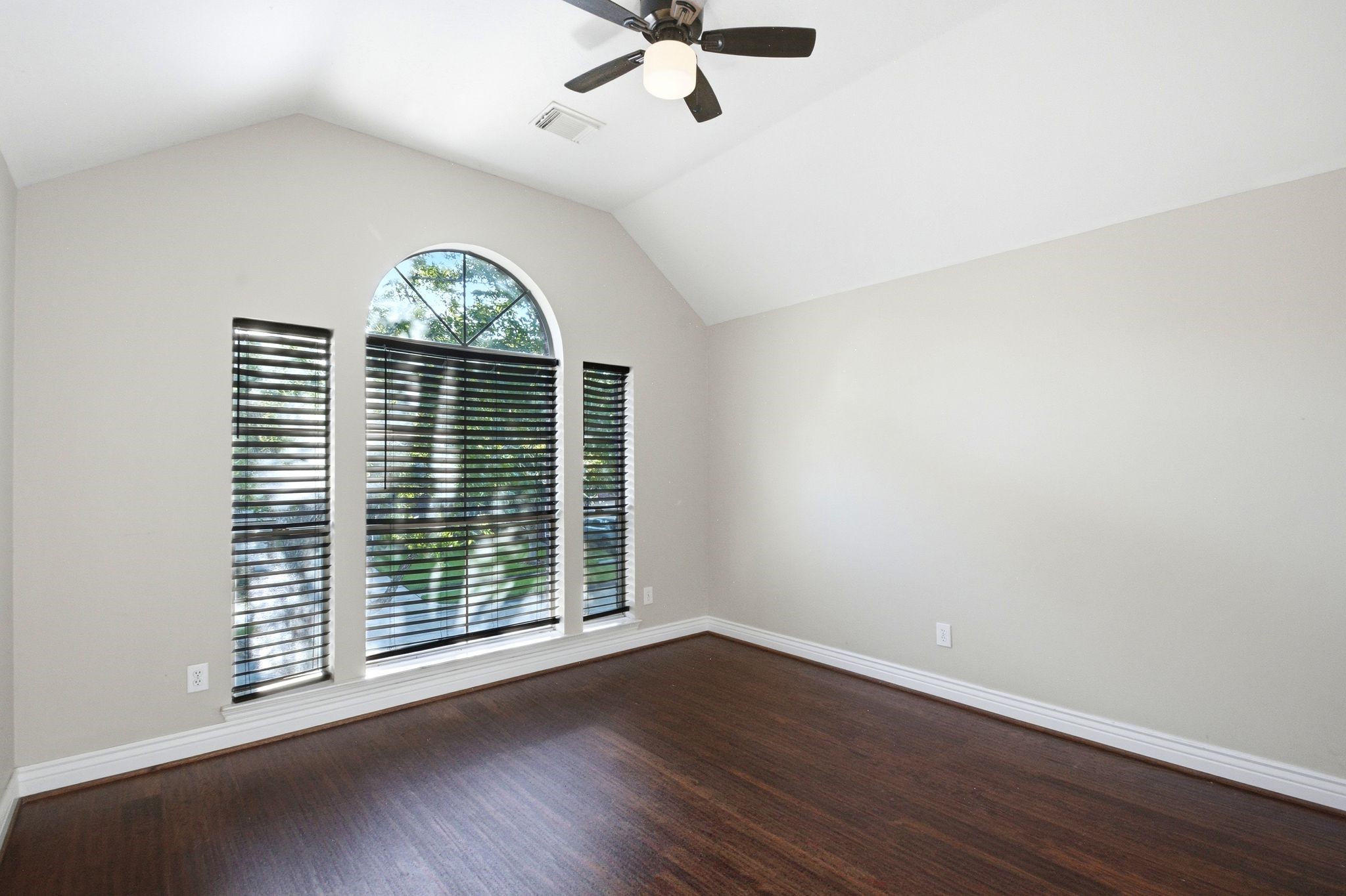 4307 Lakeshore Forest Drive Property Photo 28