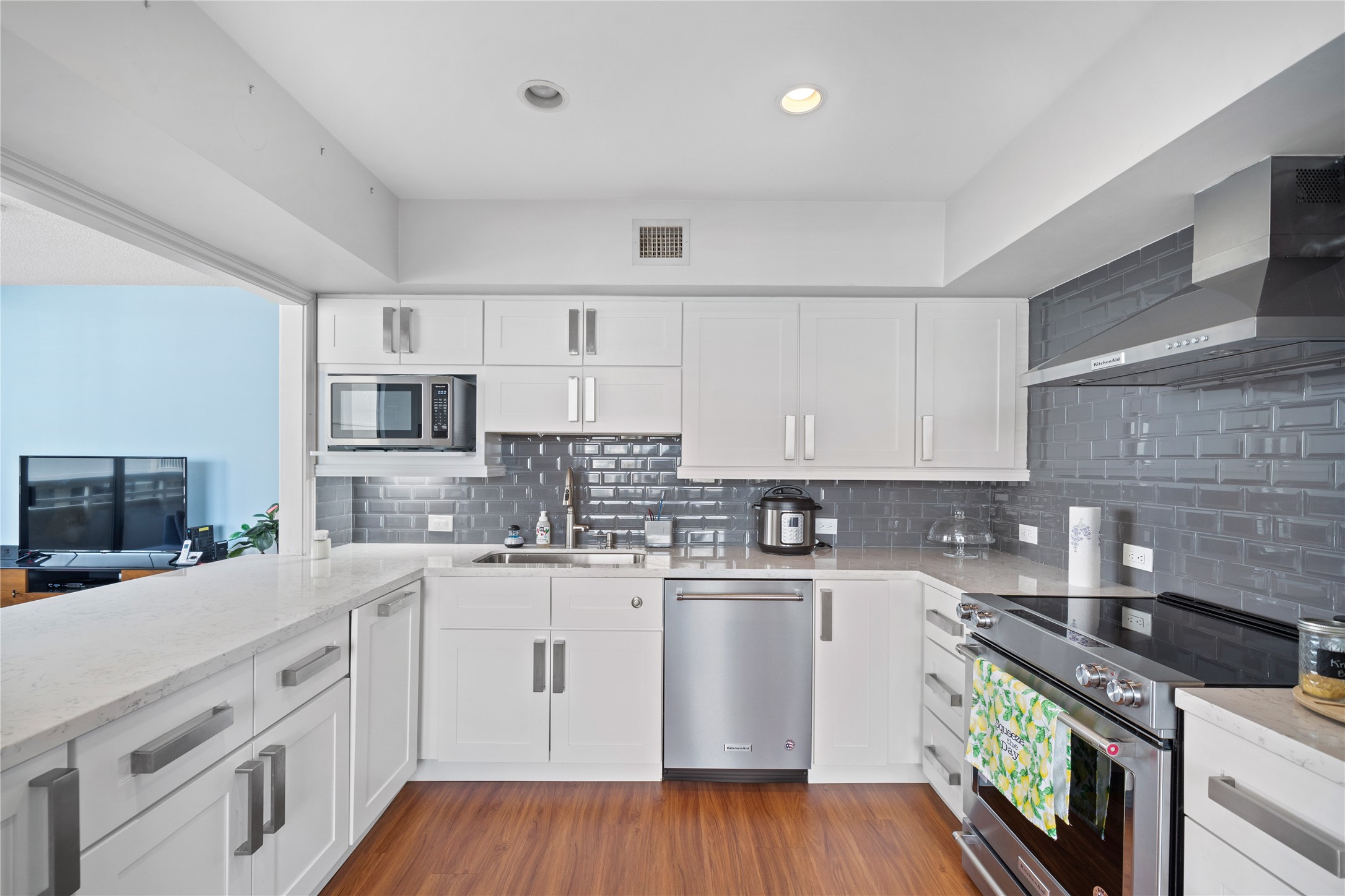 15 Greenway Plaza 25j Property Photo 8