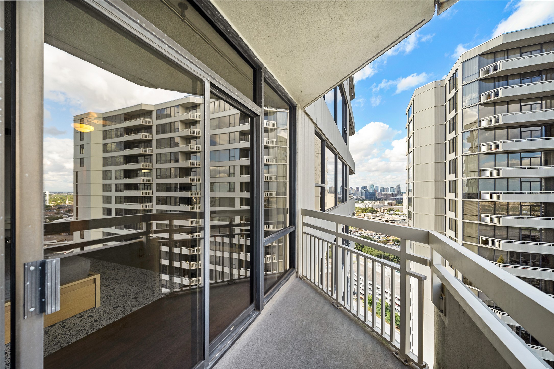 15 Greenway Plaza 25j Property Photo 14