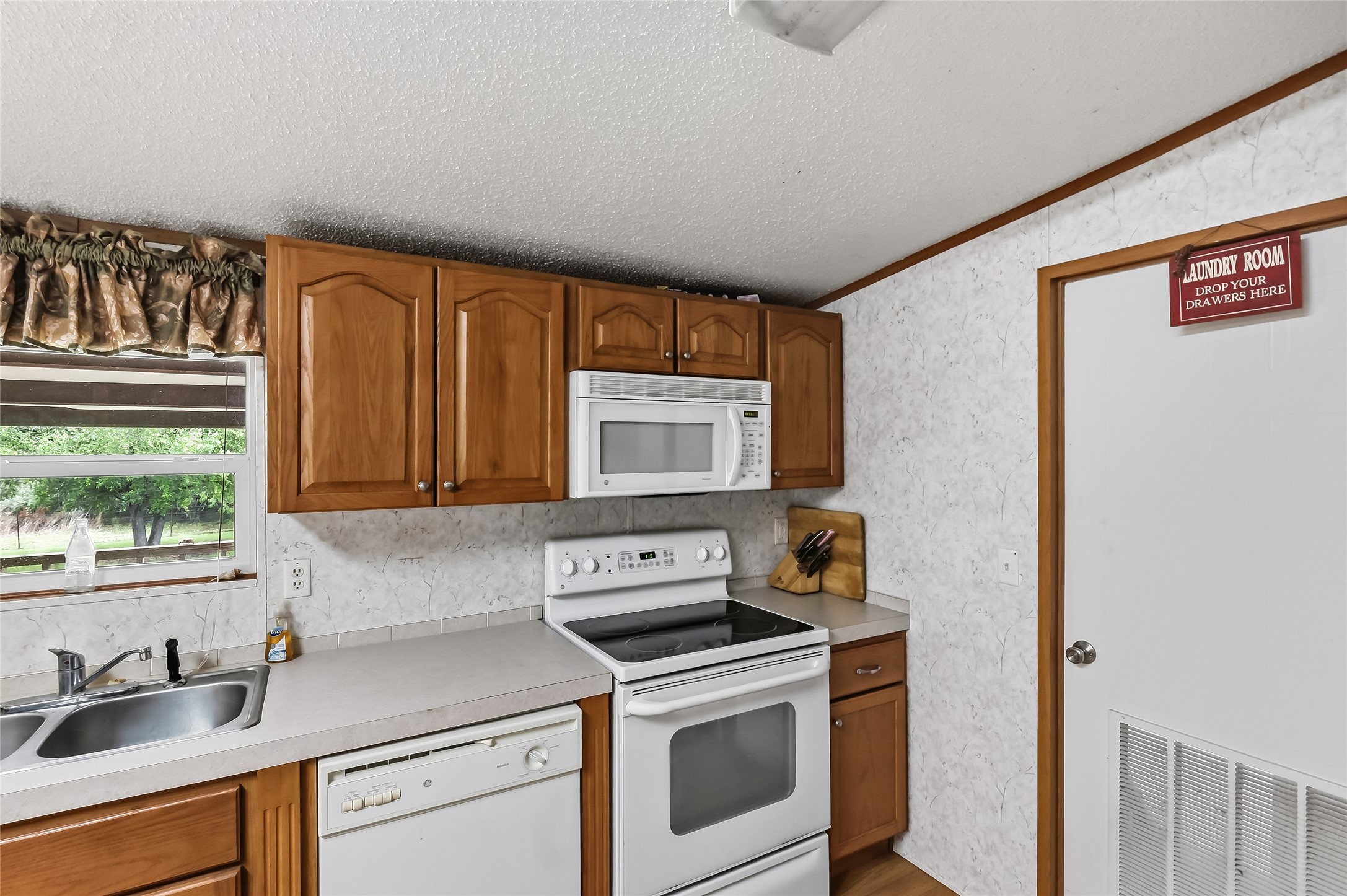 102 Windwood Circle Property Photo 16