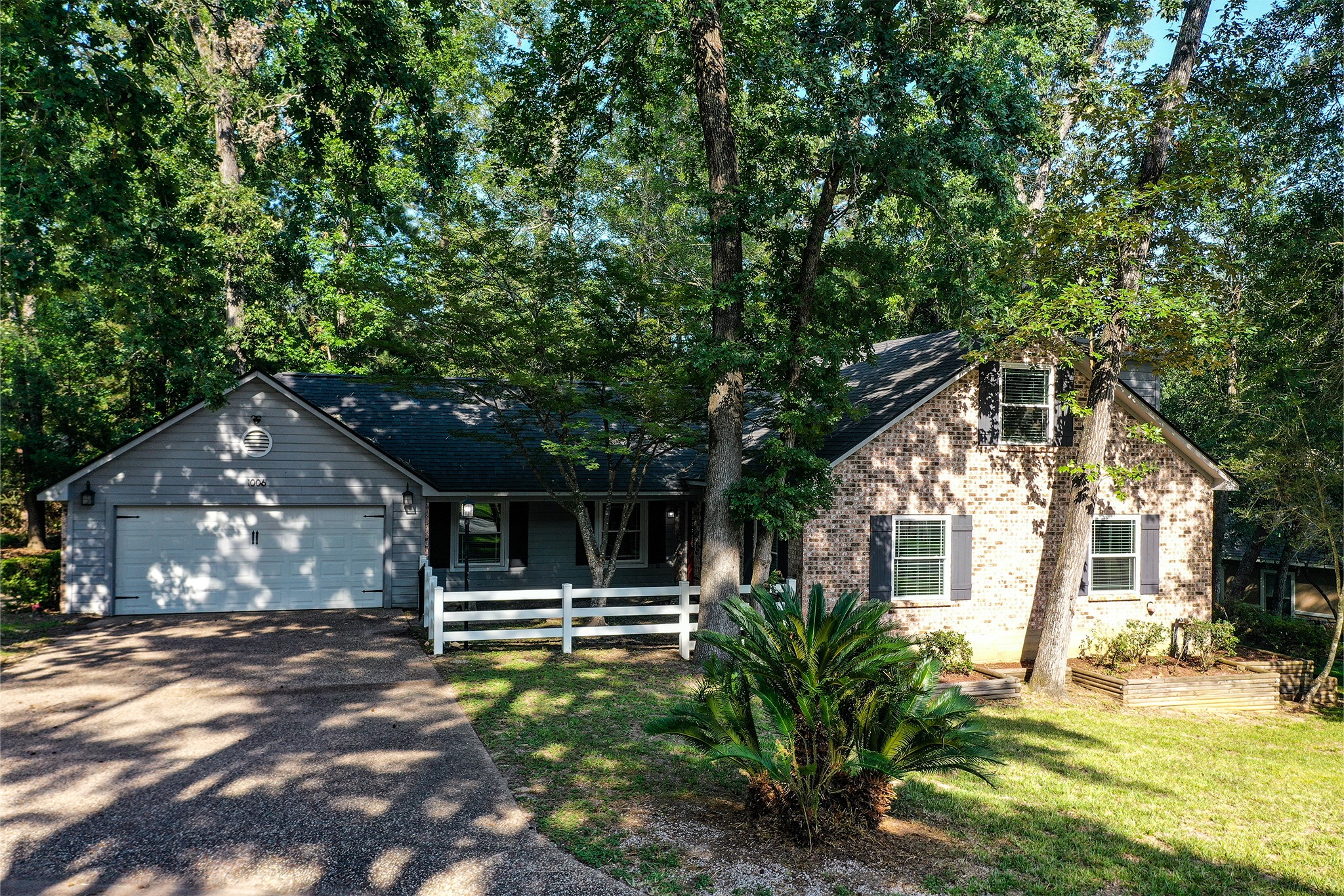 1006 Amesbury Court Property Photo 2