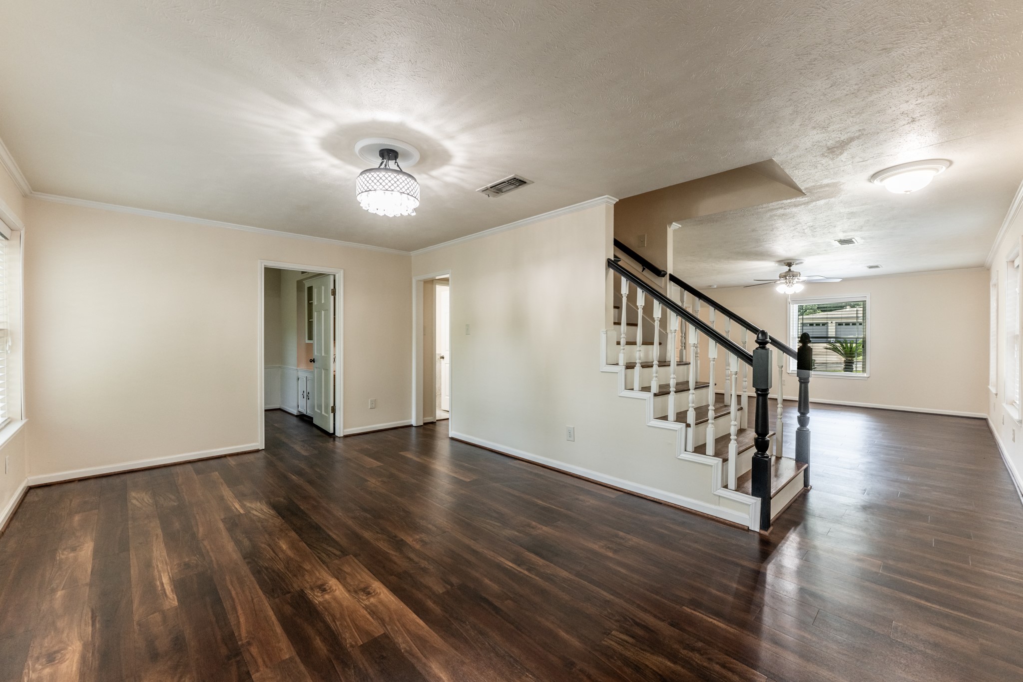 1006 Amesbury Court Property Photo 4