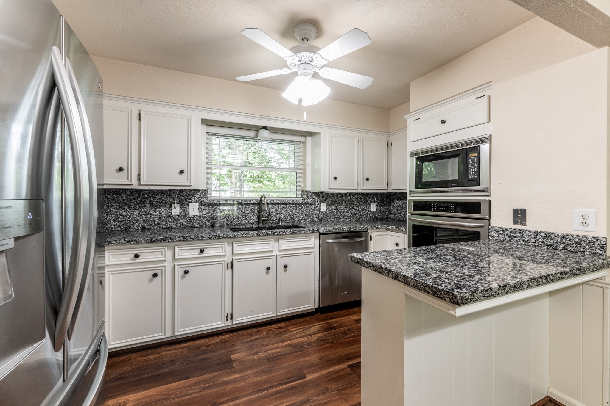 1006 Amesbury Court Property Photo 8