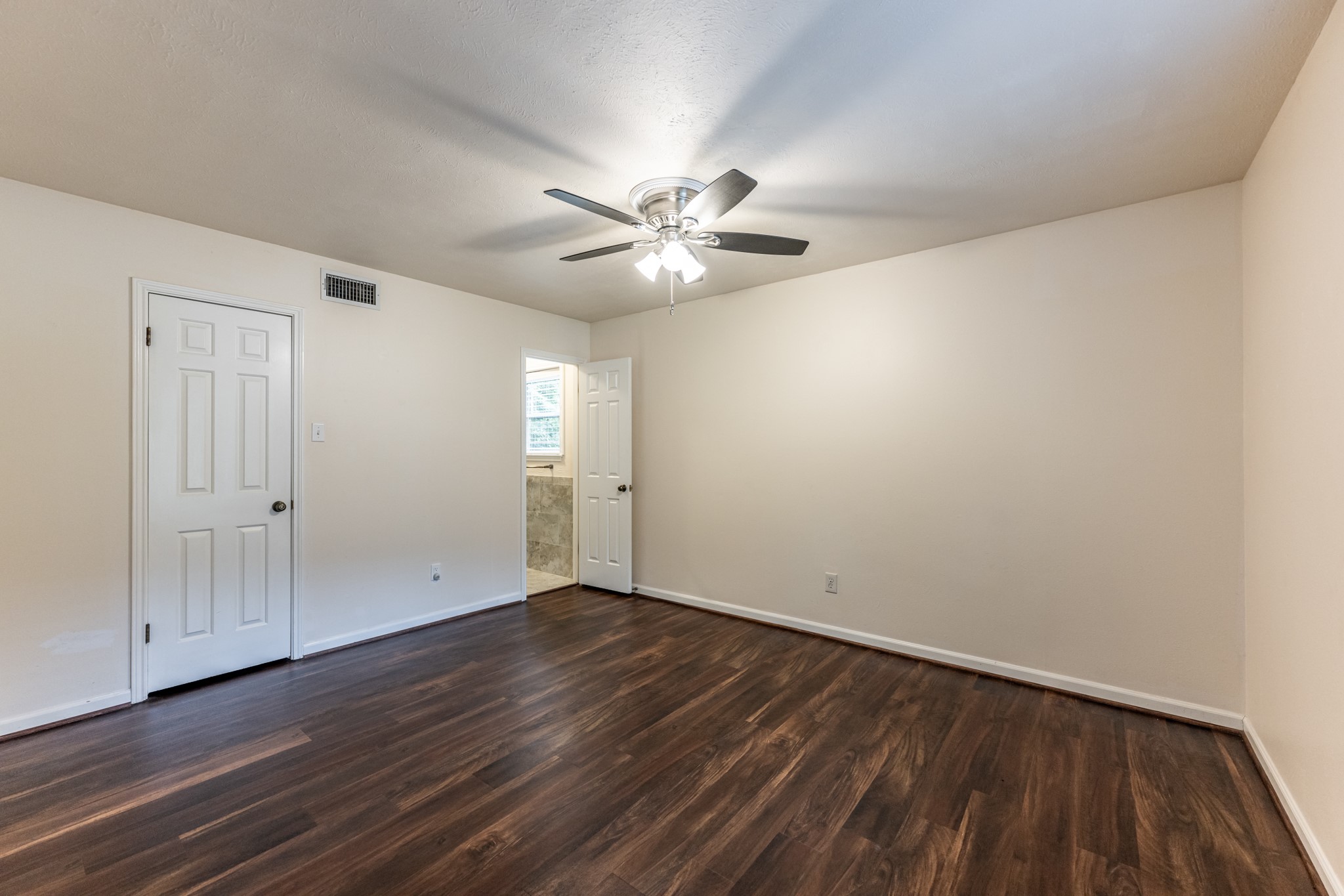 1006 Amesbury Court Property Photo 9