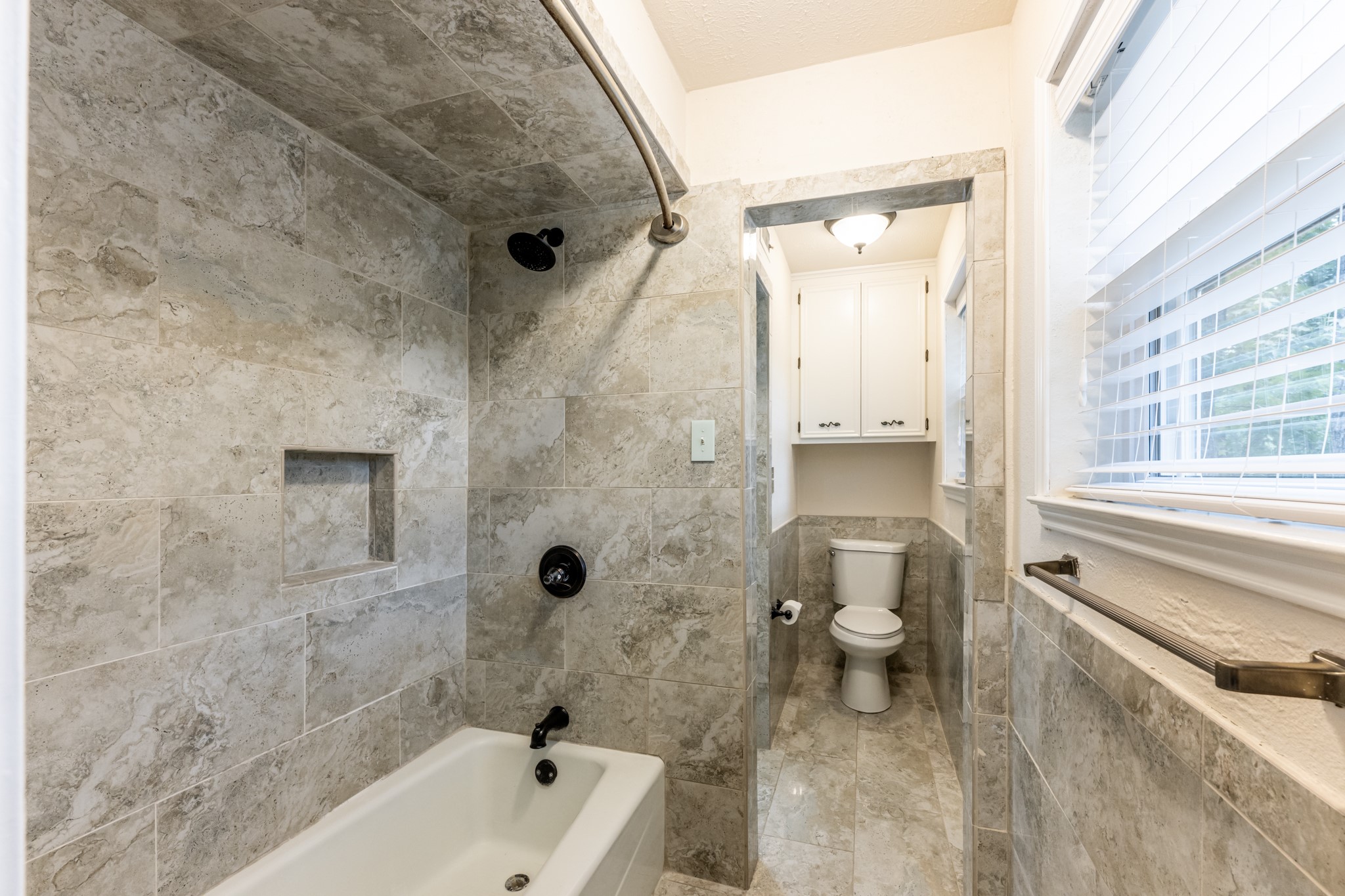 1006 Amesbury Court Property Photo 10