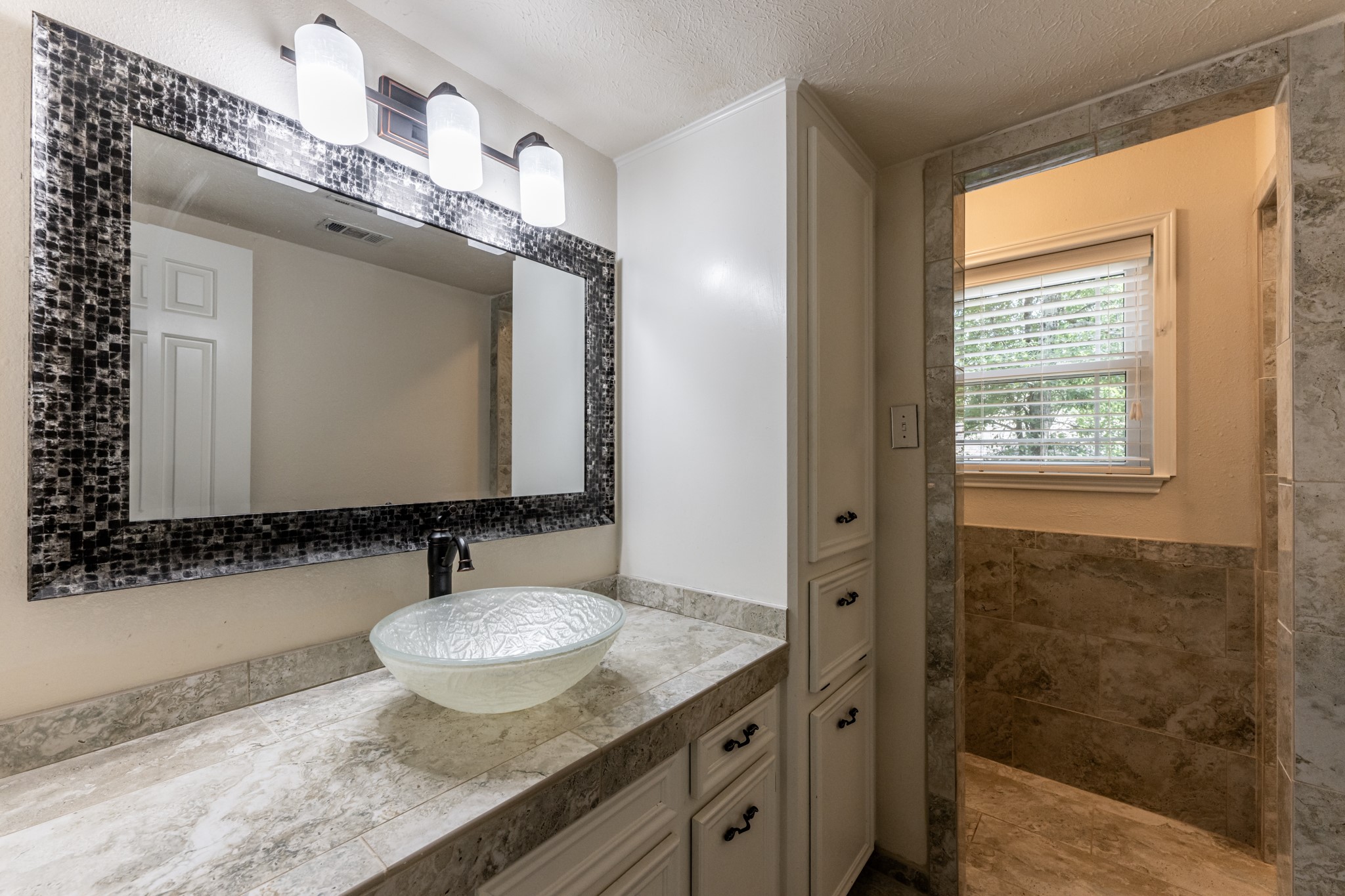 1006 Amesbury Court Property Photo 11