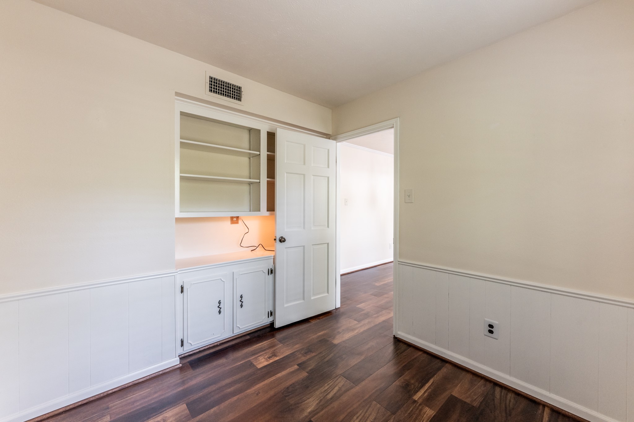 1006 Amesbury Court Property Photo 12
