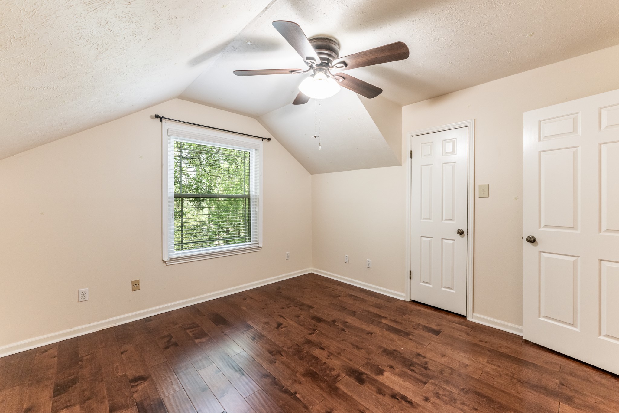 1006 Amesbury Court Property Photo 14