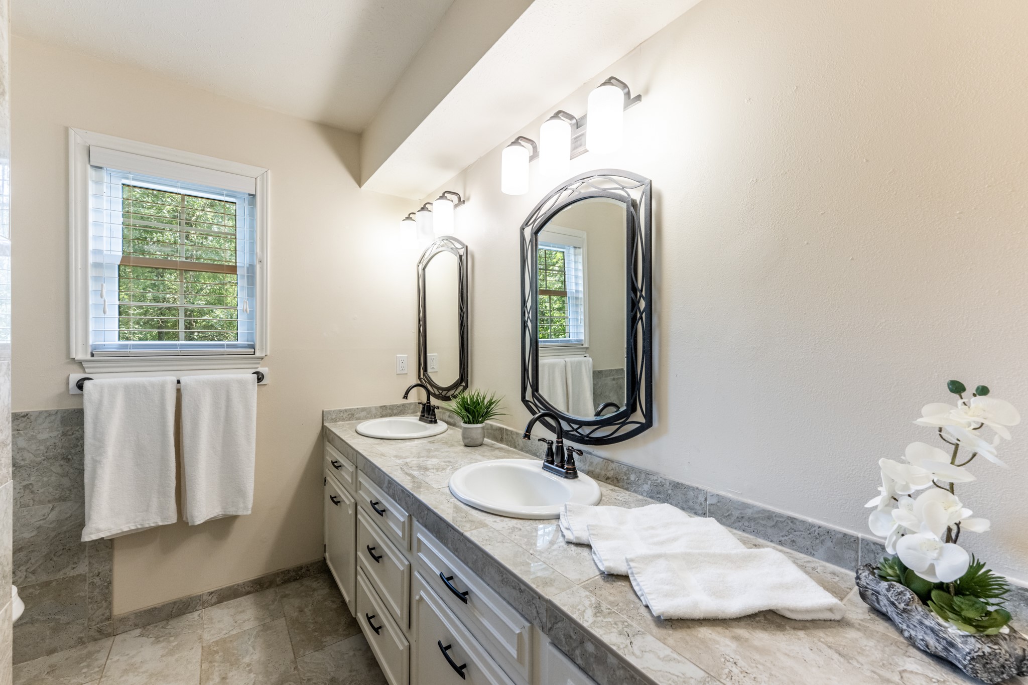 1006 Amesbury Court Property Photo 16