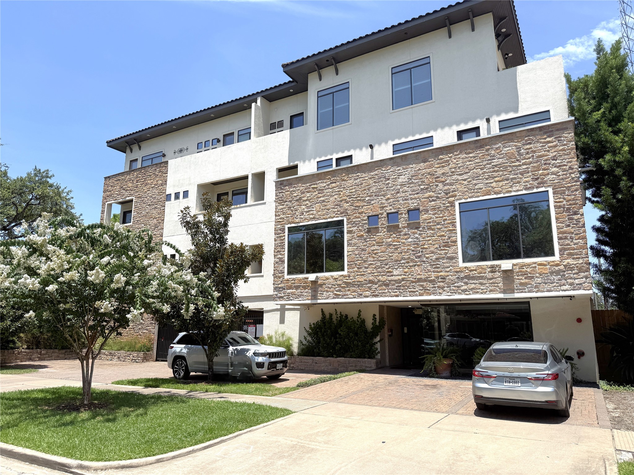510 Lovett Boulevard 204 Property Photo 1