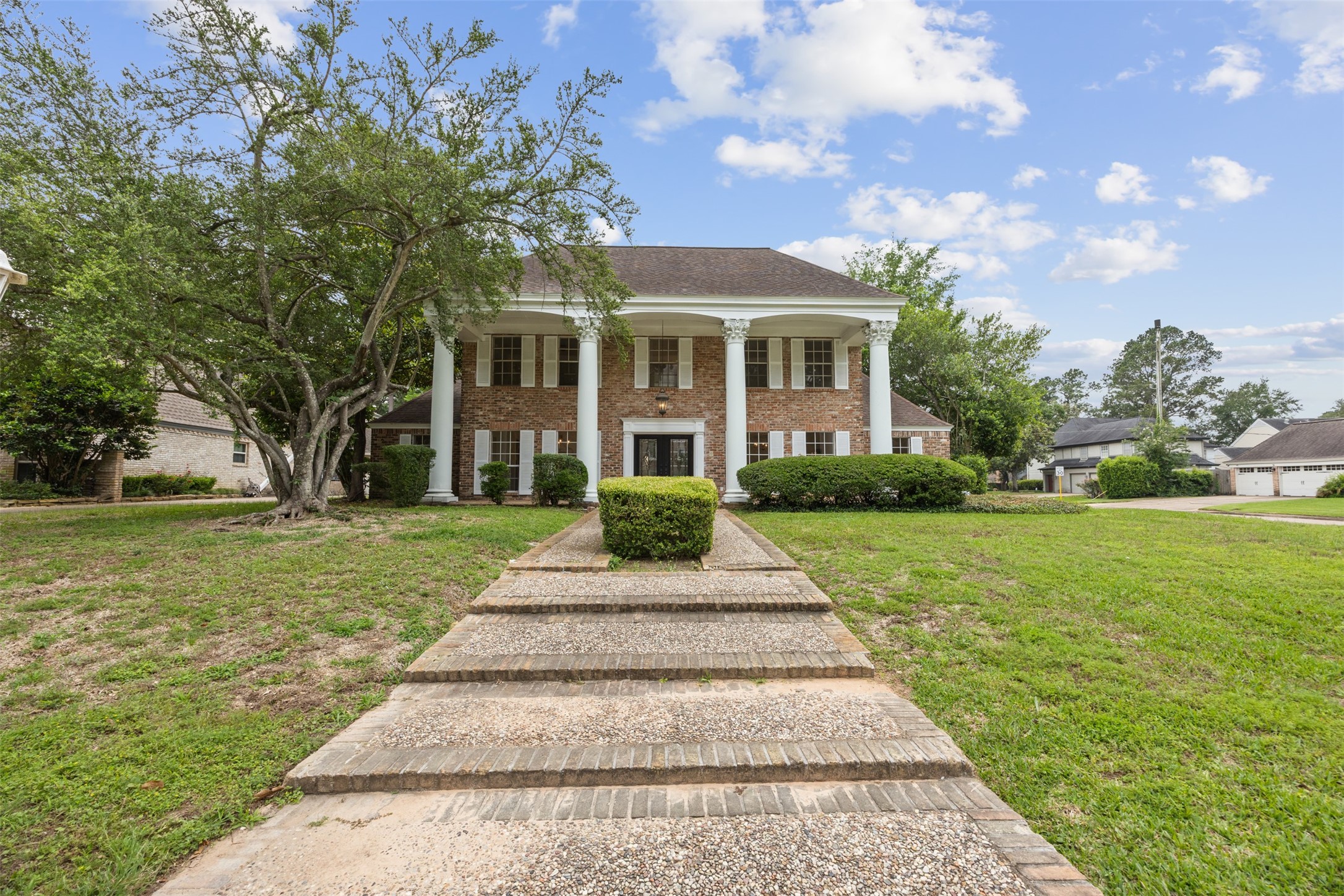 1919 Saddlecreek Drive Property Photo 2