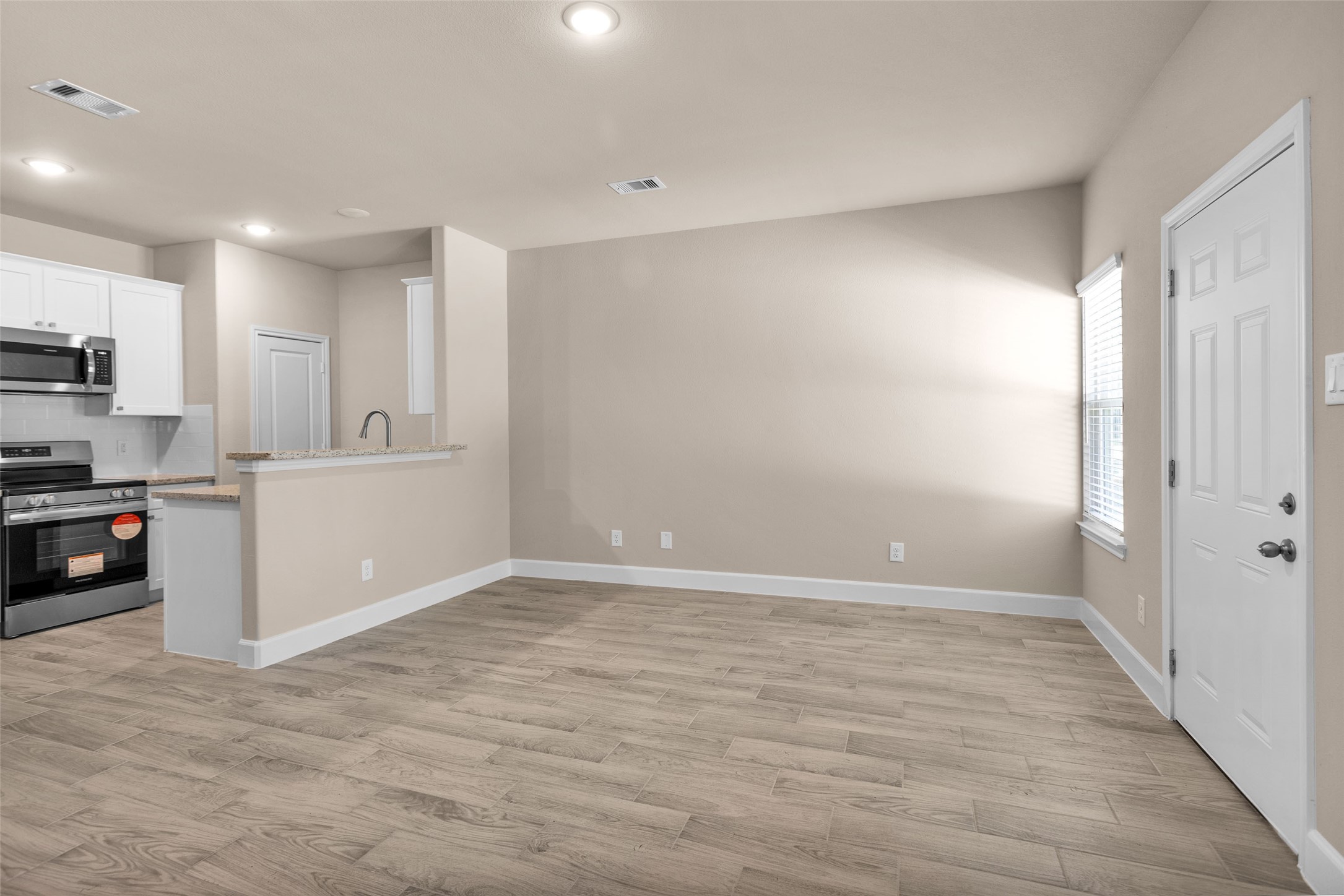 496b Golden Street B Property Photo 6