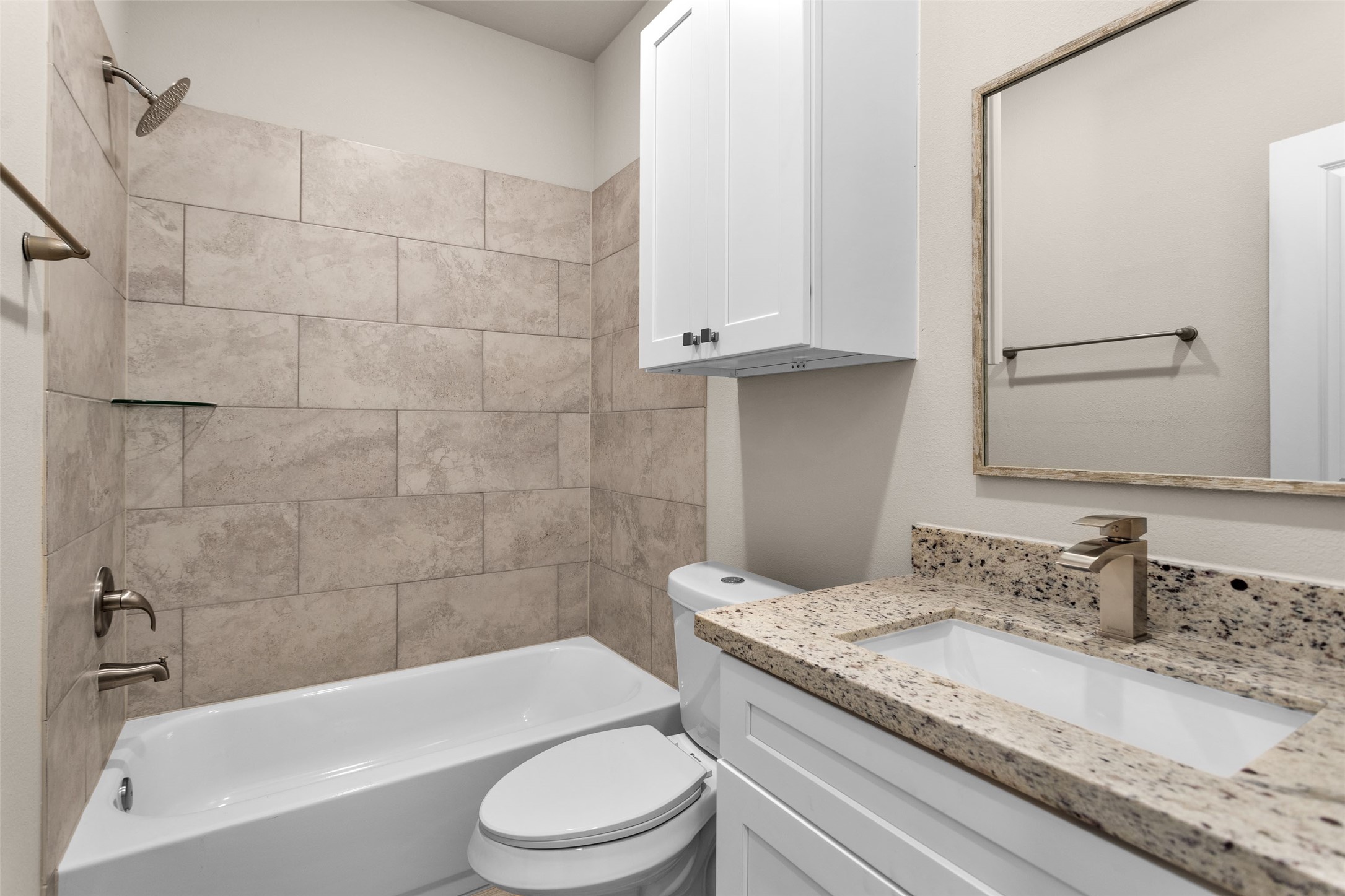 496b Golden Street B Property Photo 11