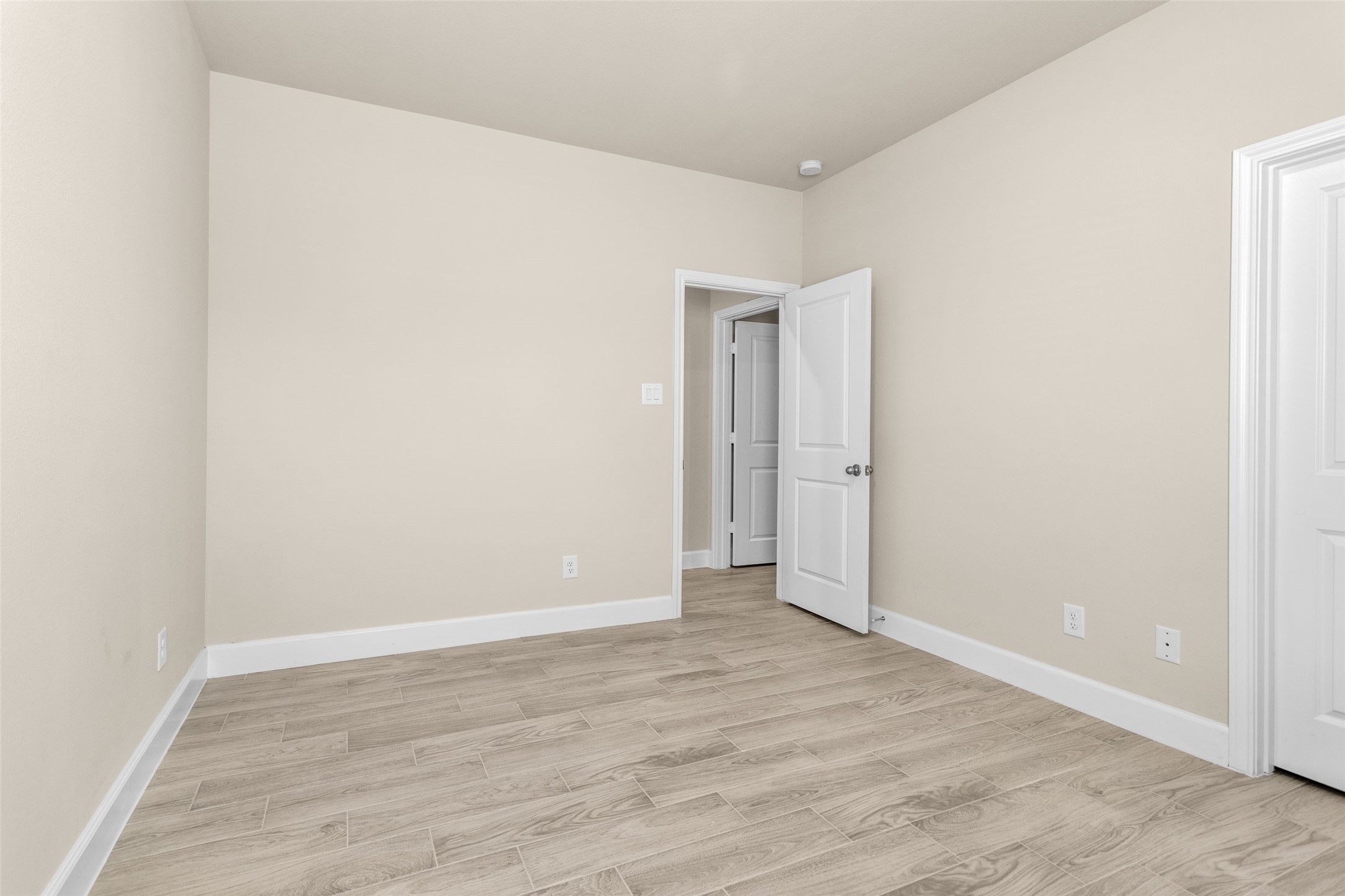 496b Golden Street B Property Photo 14