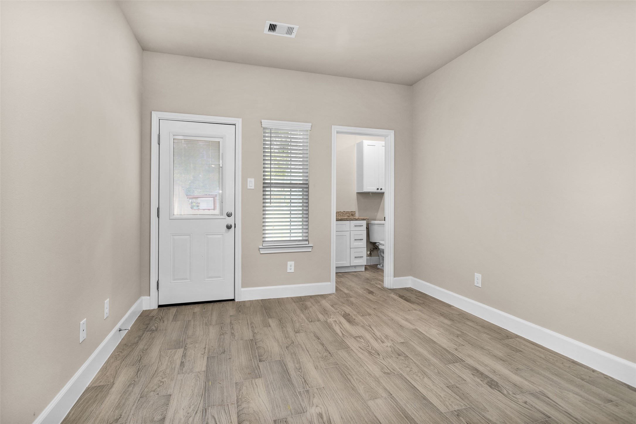 496b Golden Street B Property Photo 15
