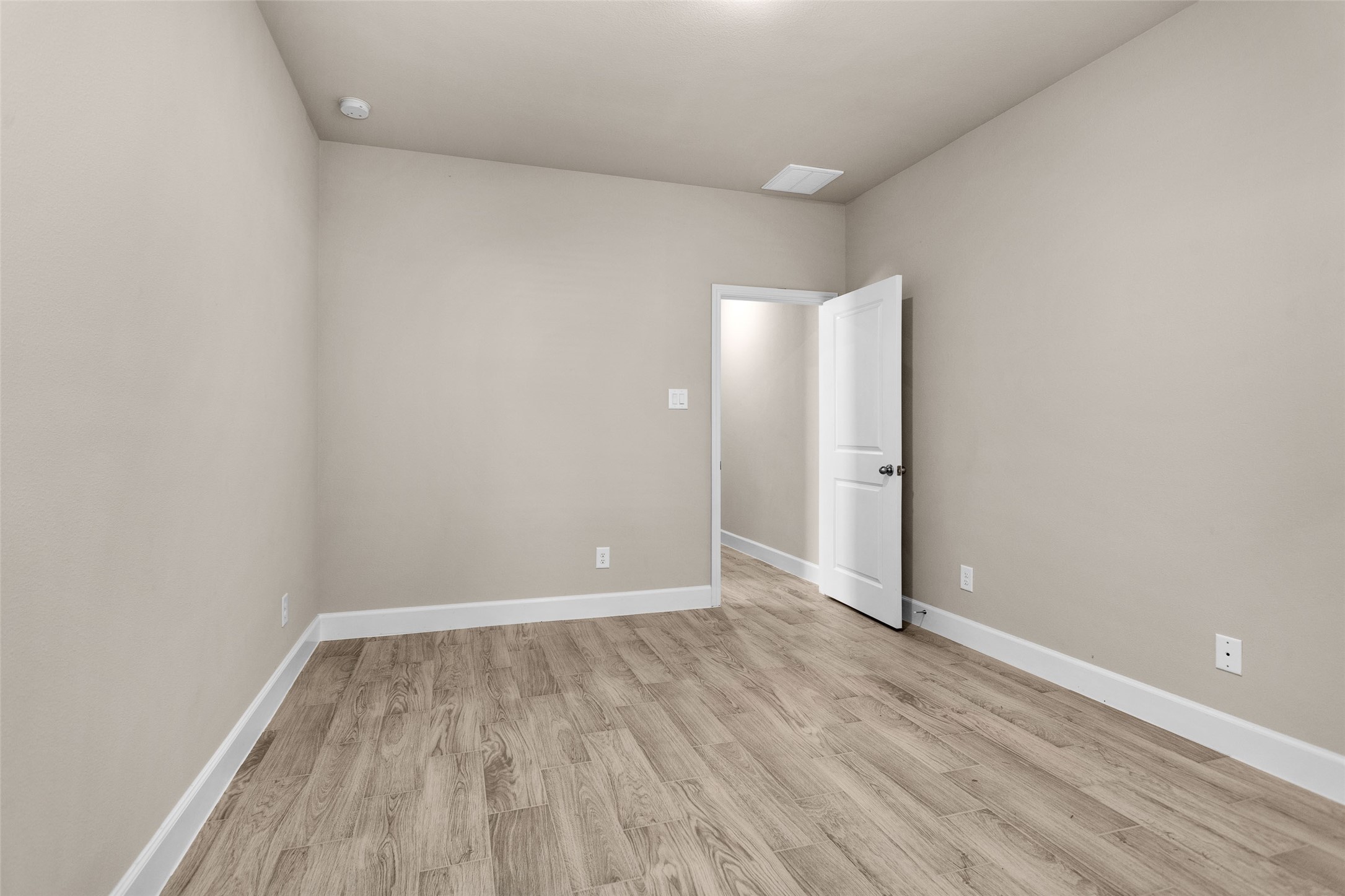 496b Golden Street B Property Photo 16