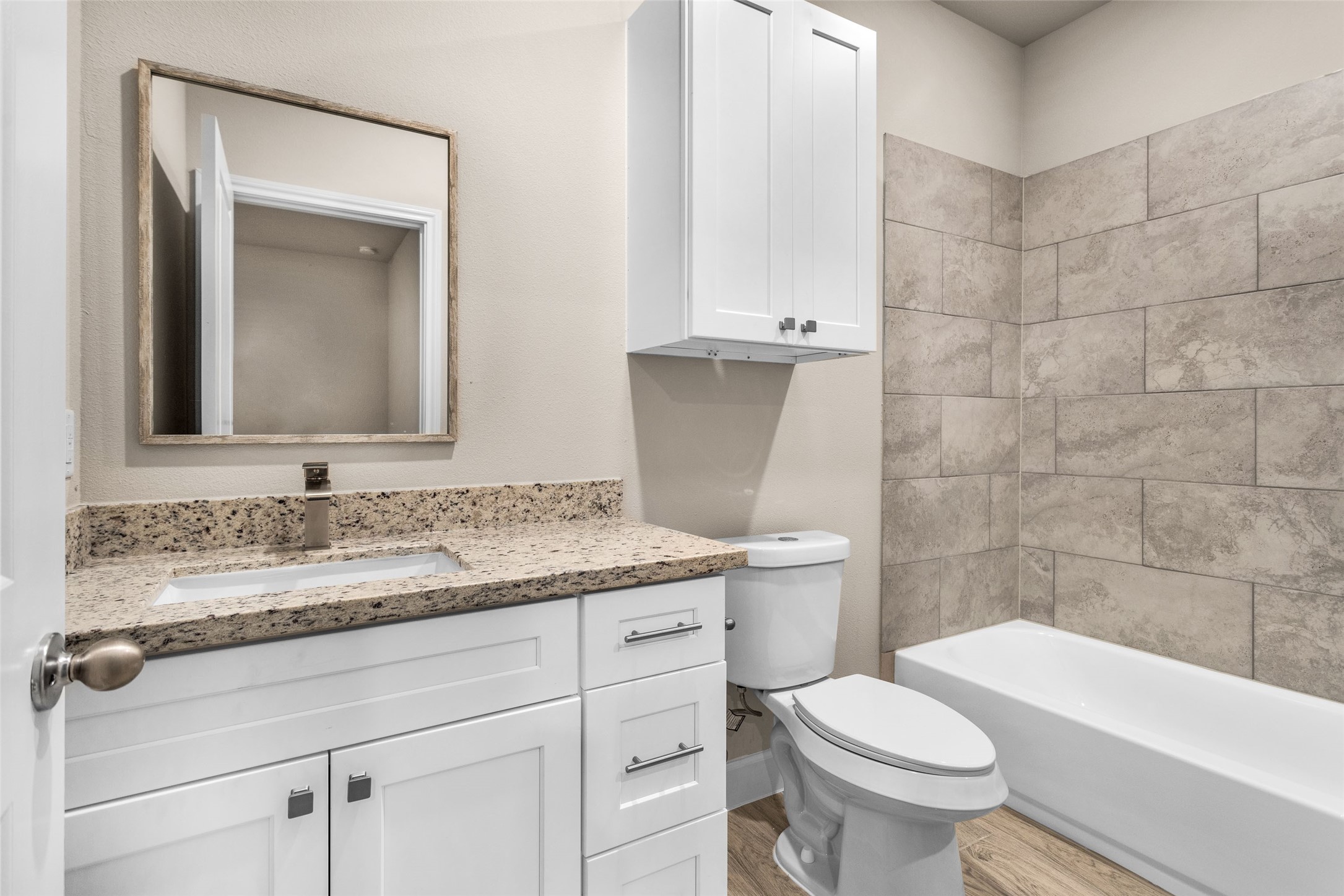 496b Golden Street B Property Photo 17