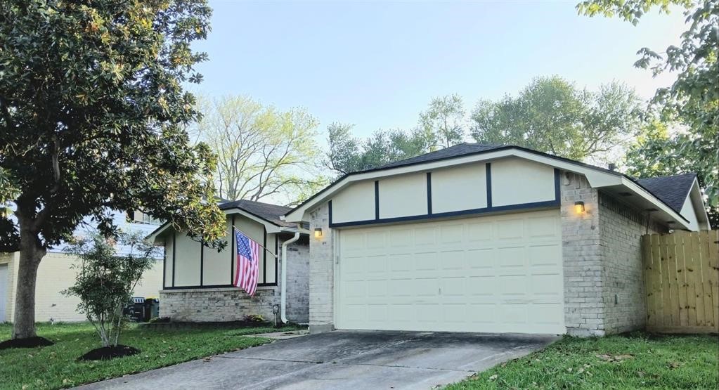 1126 E Brompton Drive Property Photo 1