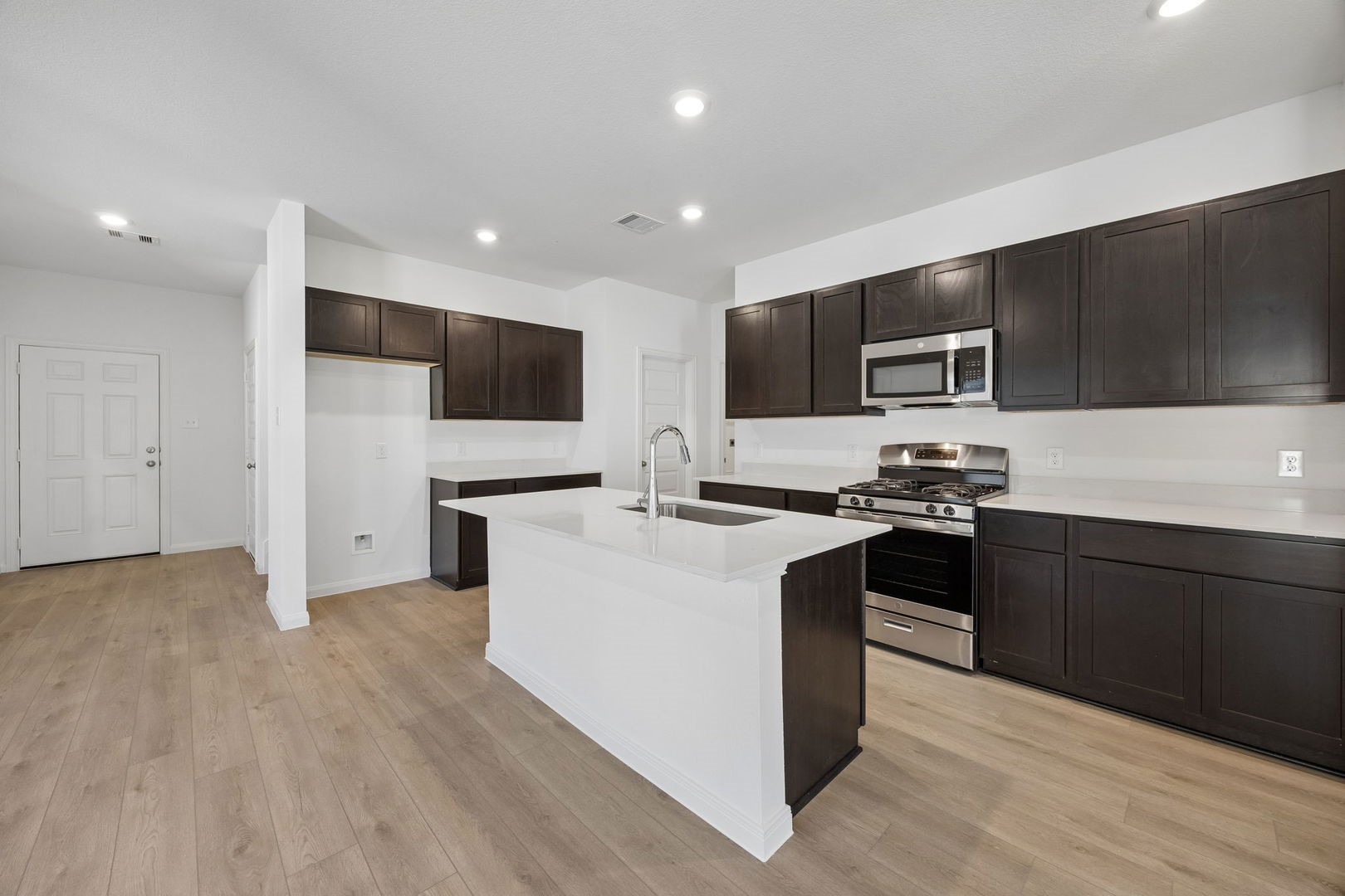 13807 Lago Vista Drive Property Photo 4