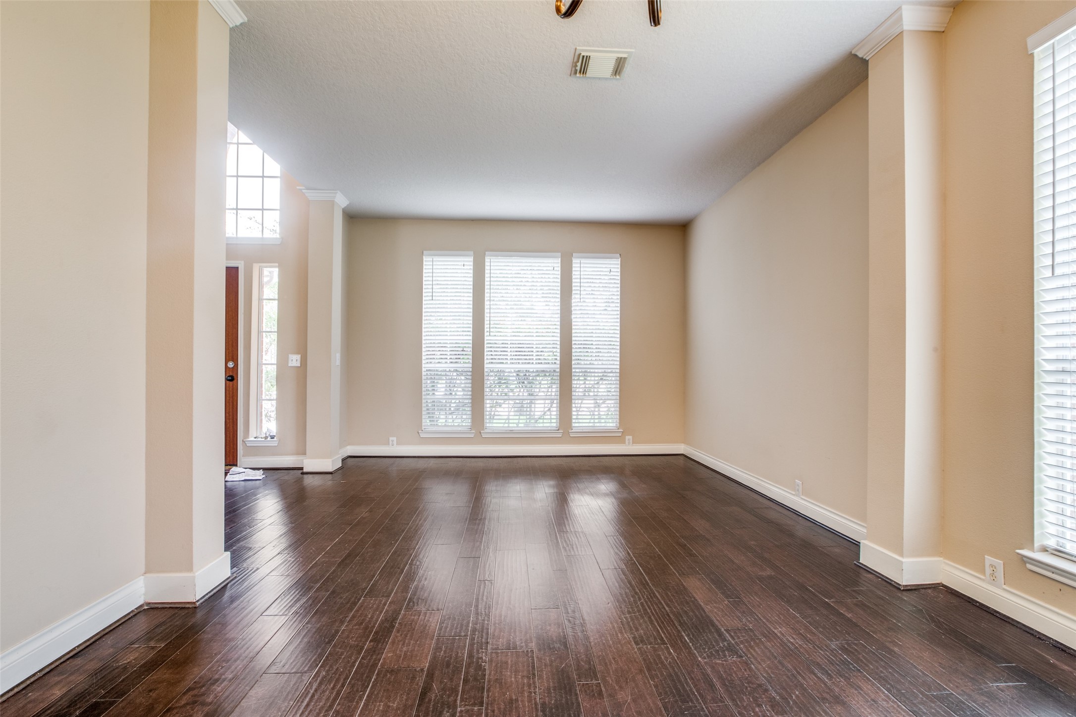 2709 Sunhill Court Property Photo 3
