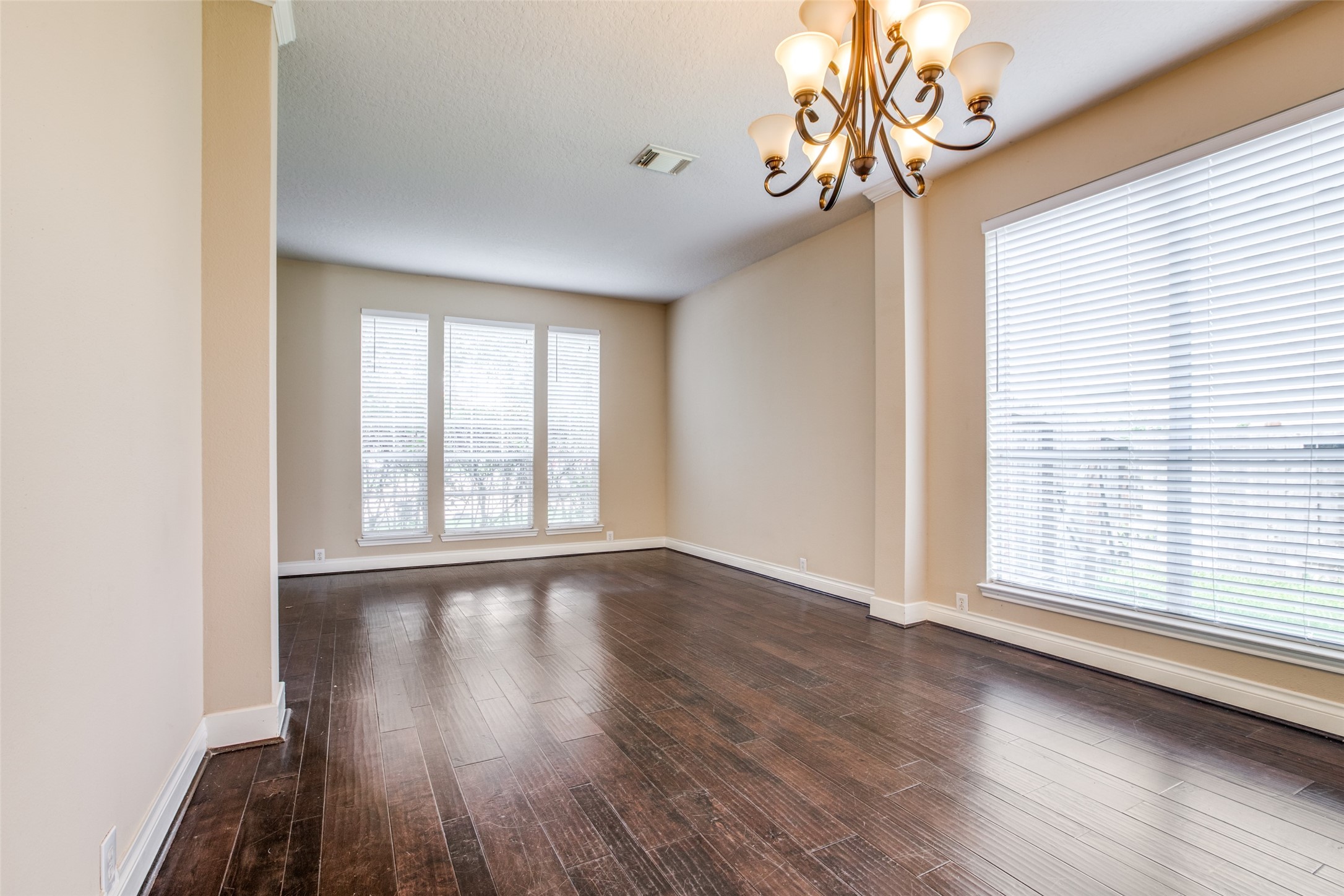 2709 Sunhill Court Property Photo 4