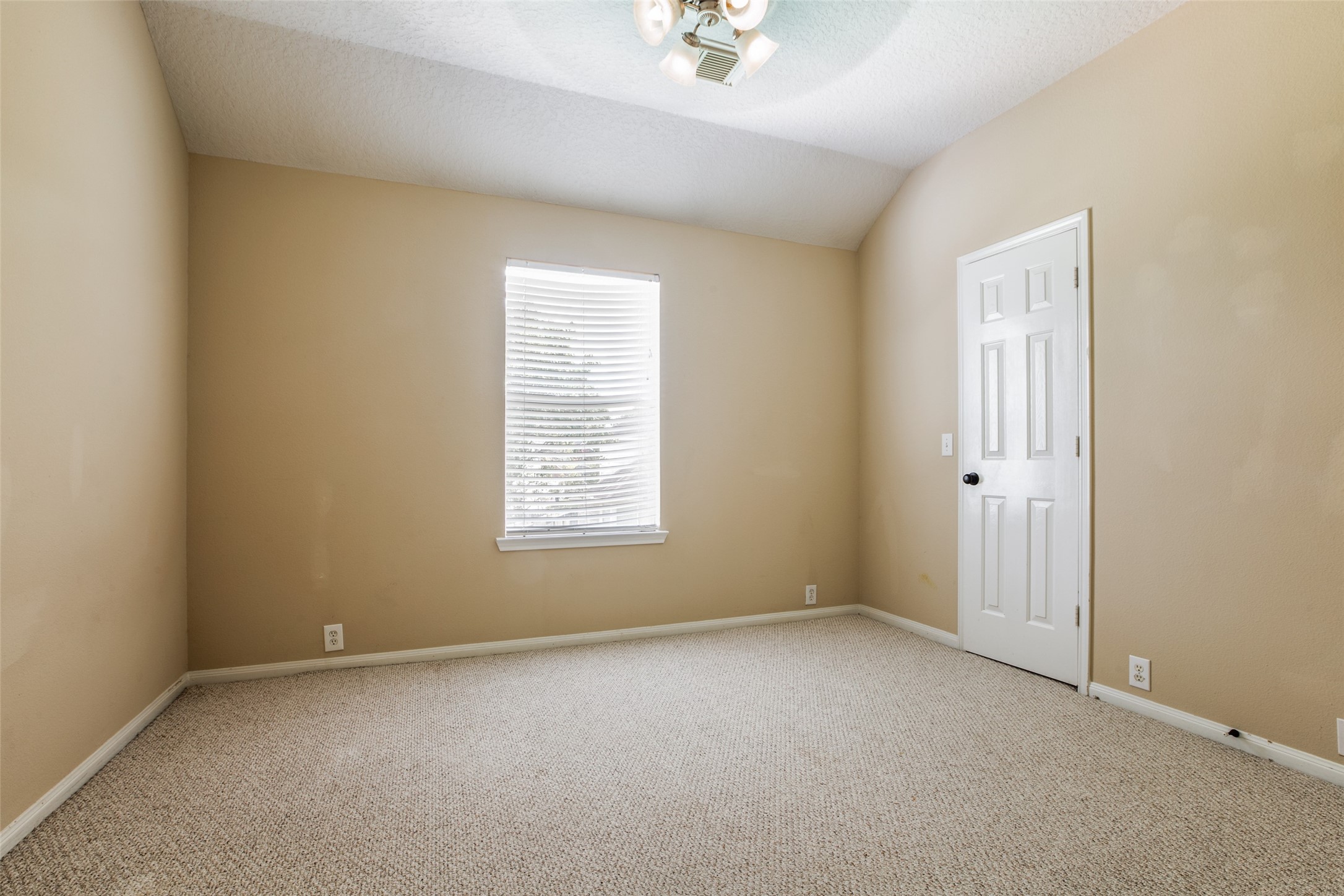 2709 Sunhill Court Property Photo 17